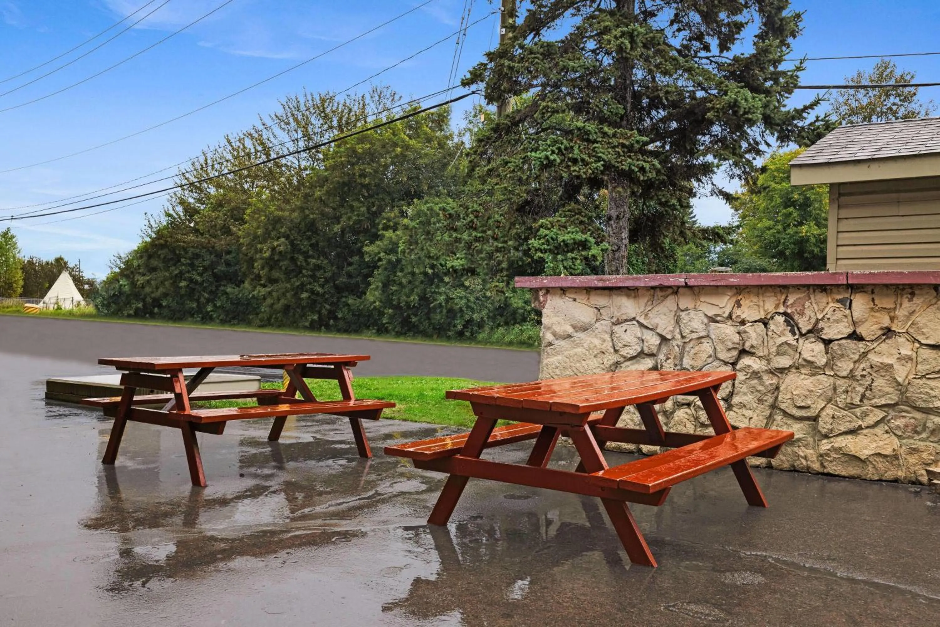 Inner courtyard view in Super 8 by Wyndham Thunder Bay