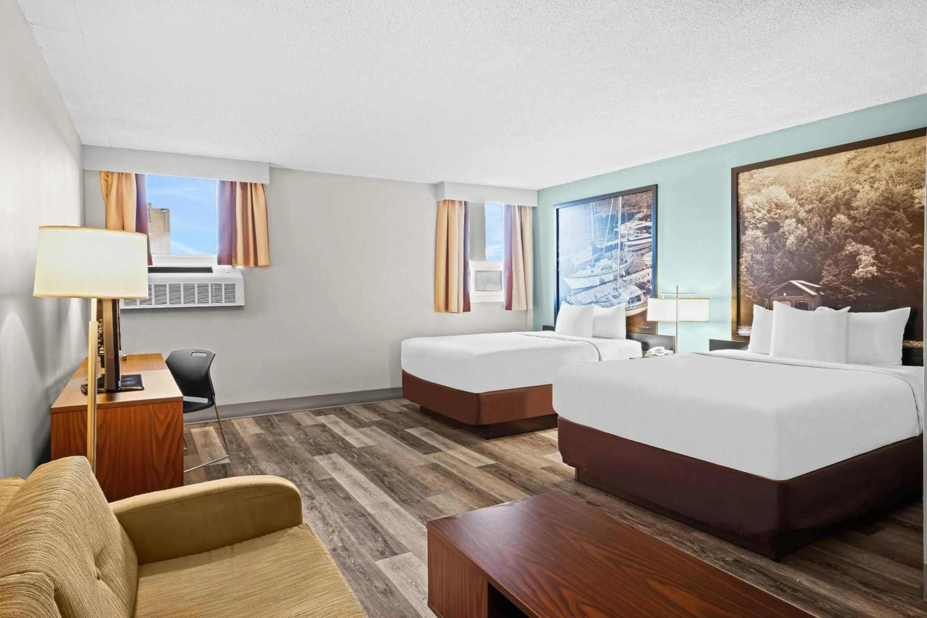 Photo of the whole room, Bed in Super 8 by Wyndham Thunder Bay