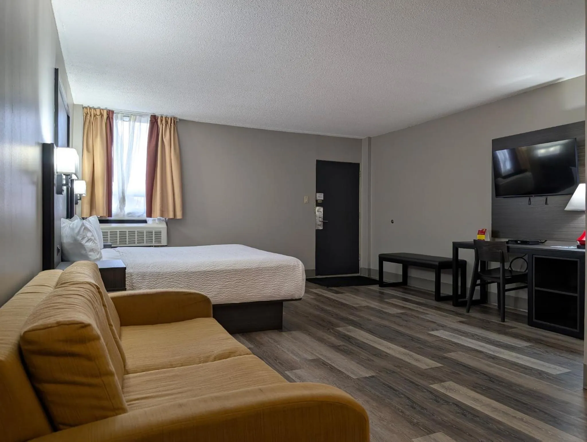 Photo of the whole room, Bed in Super 8 by Wyndham Thunder Bay