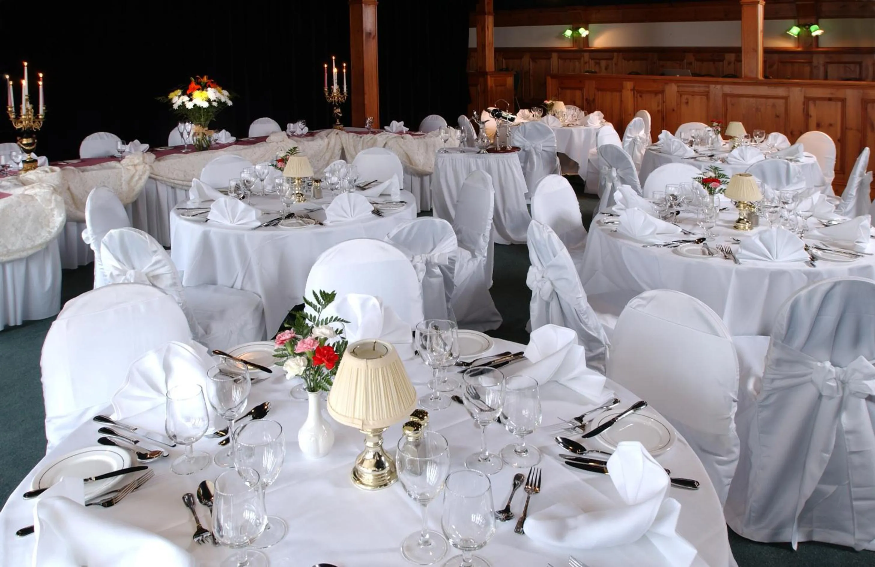 Dining area in Auberge Lakeview Inn
