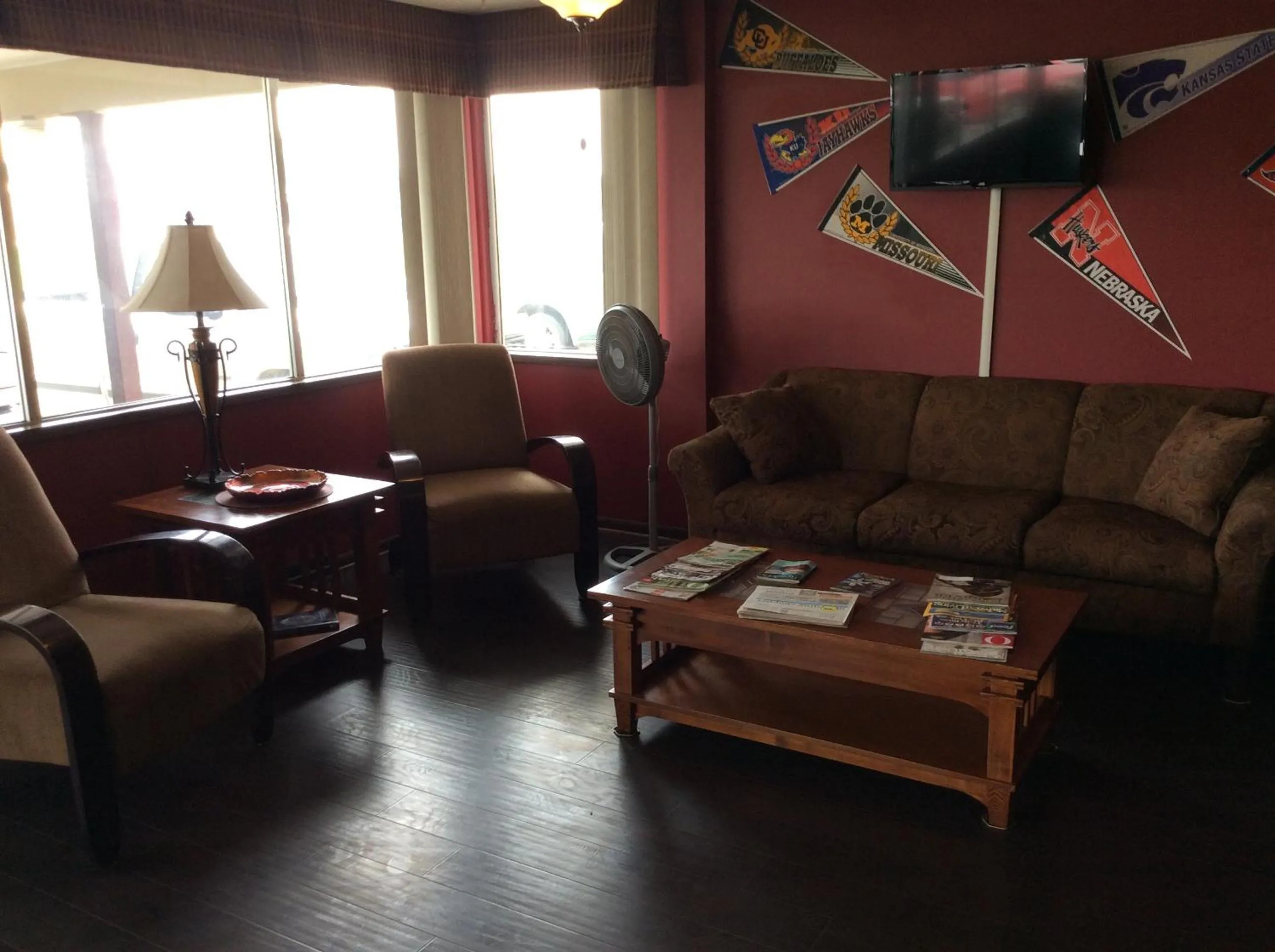Communal lounge/ TV room in Sports Club Motel