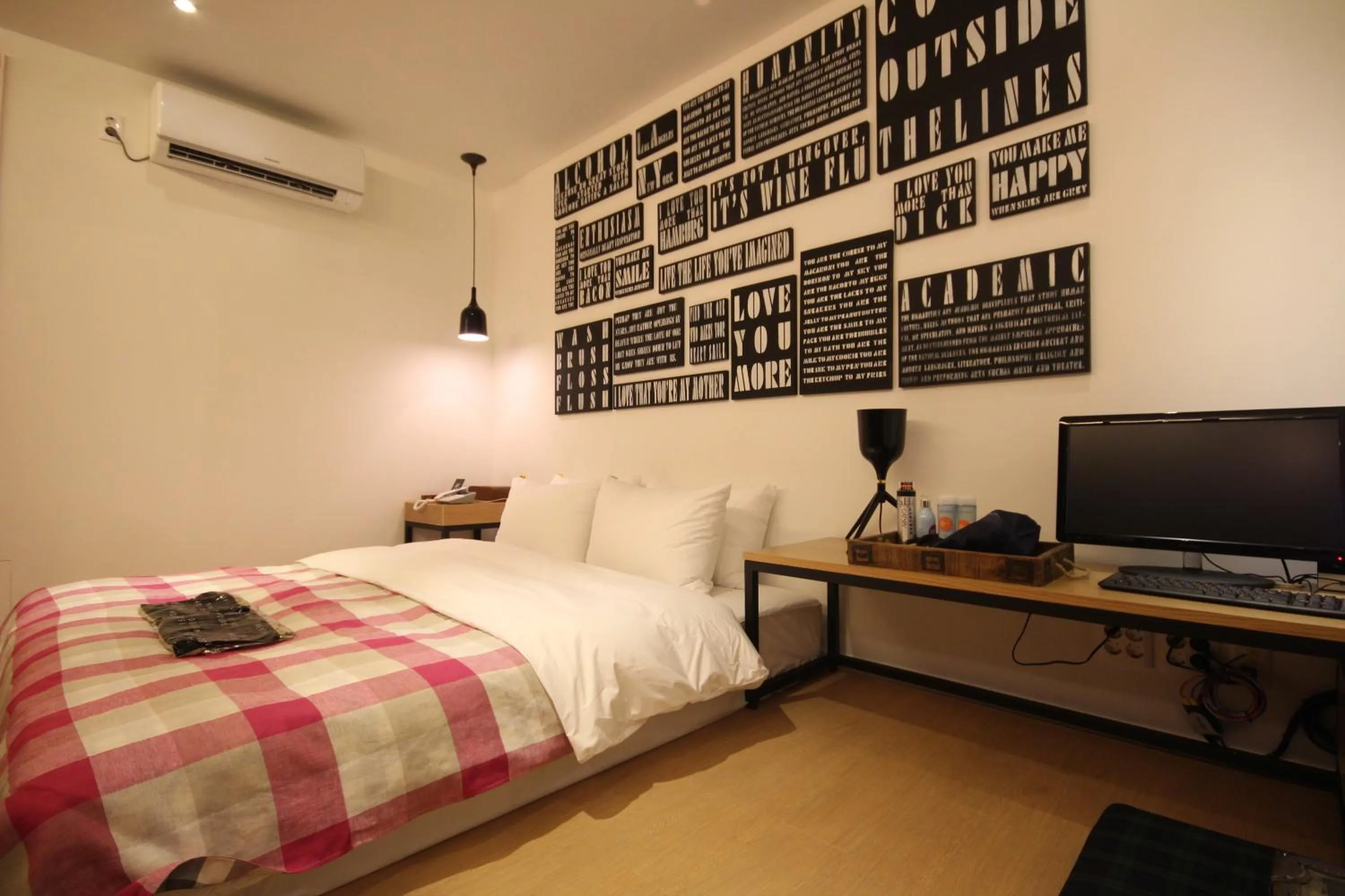 Photo of the whole room, Bed in Hotel 25 Seomyeon