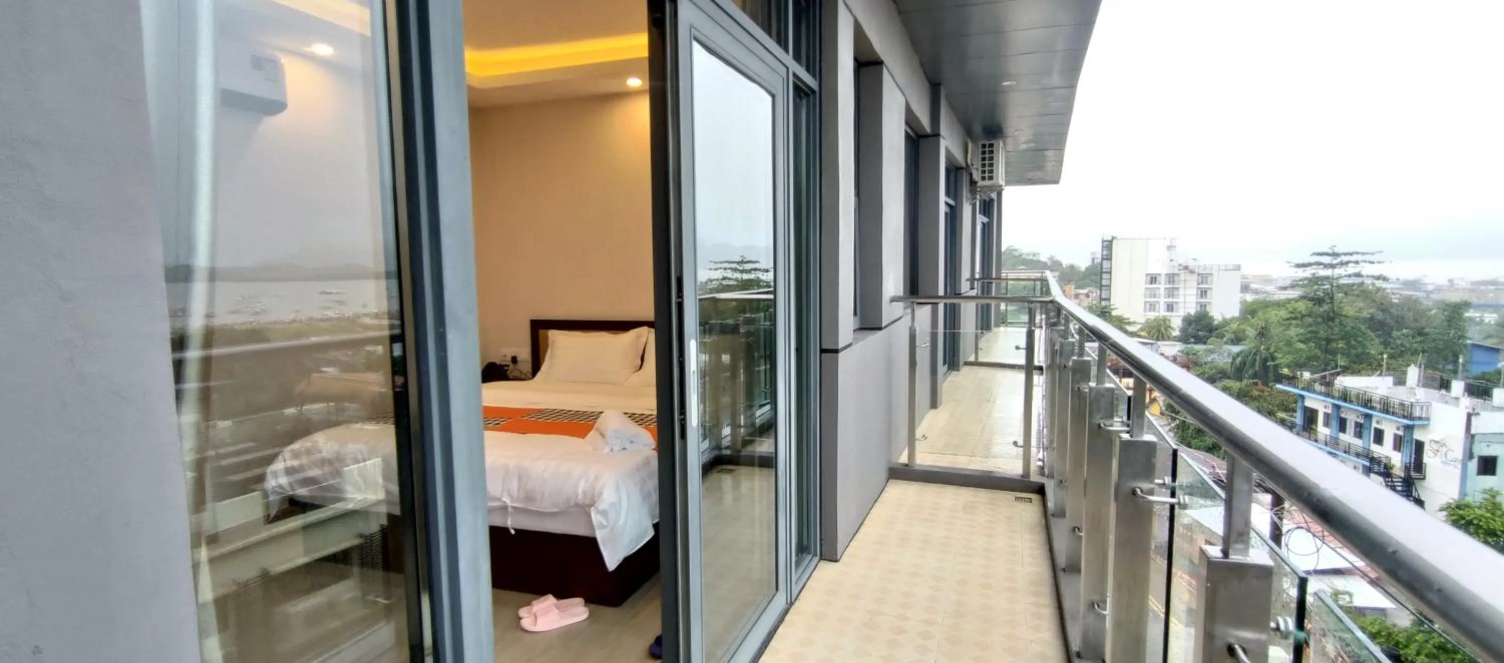 Balcony/Terrace, Bed in Sky Garden Hotel
