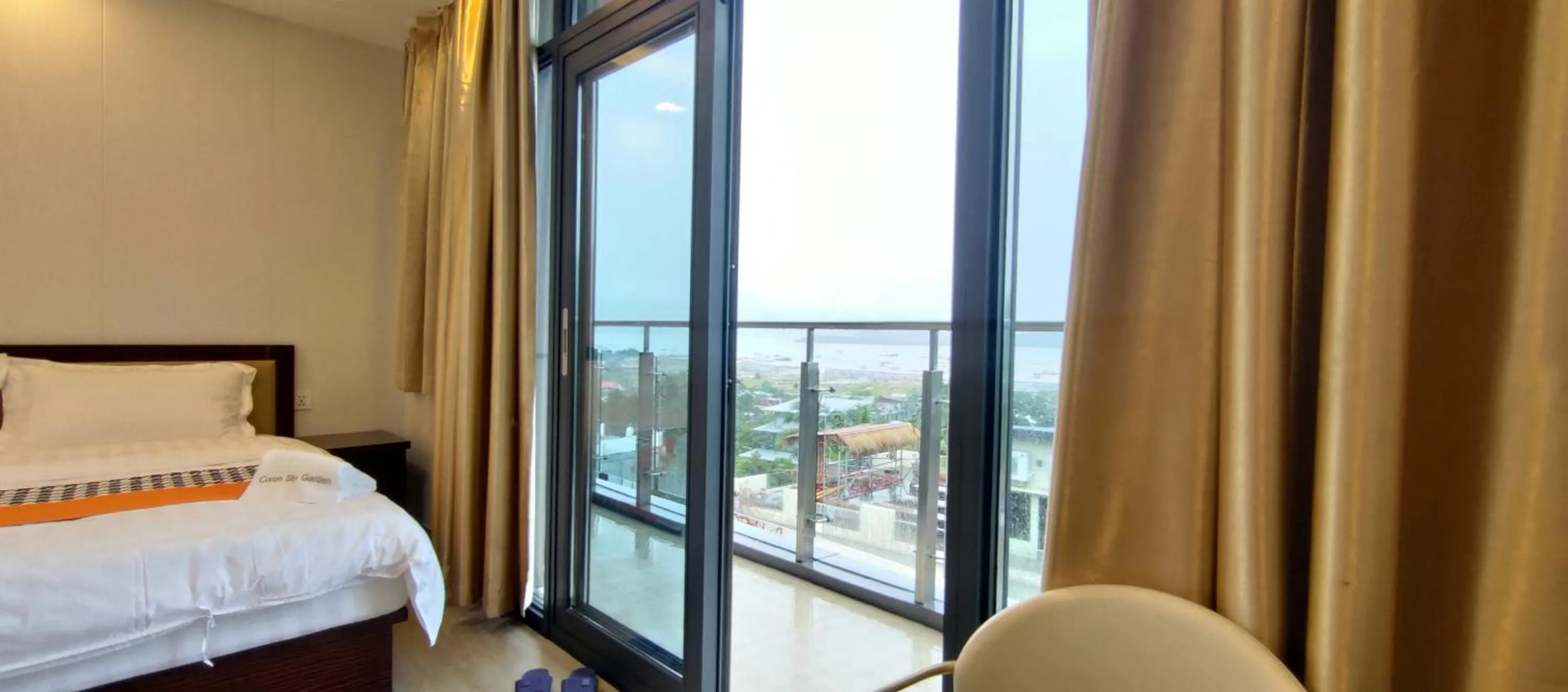 Balcony/Terrace, Bed in Sky Garden Hotel