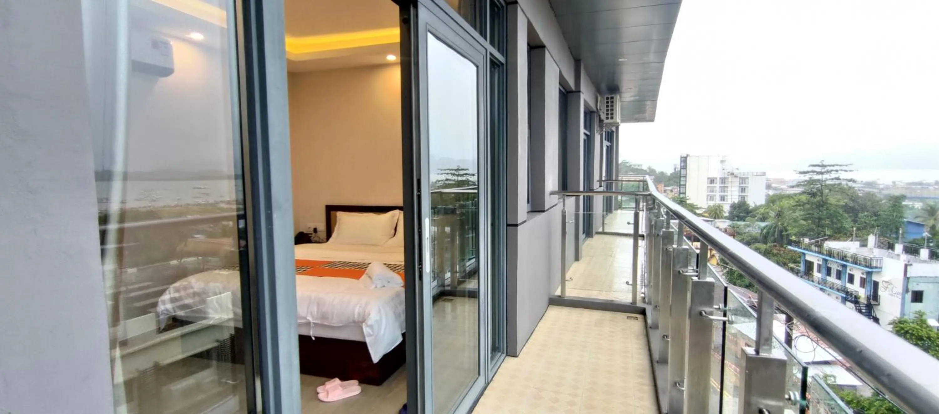 Balcony/Terrace, Bed in Sky Garden Hotel