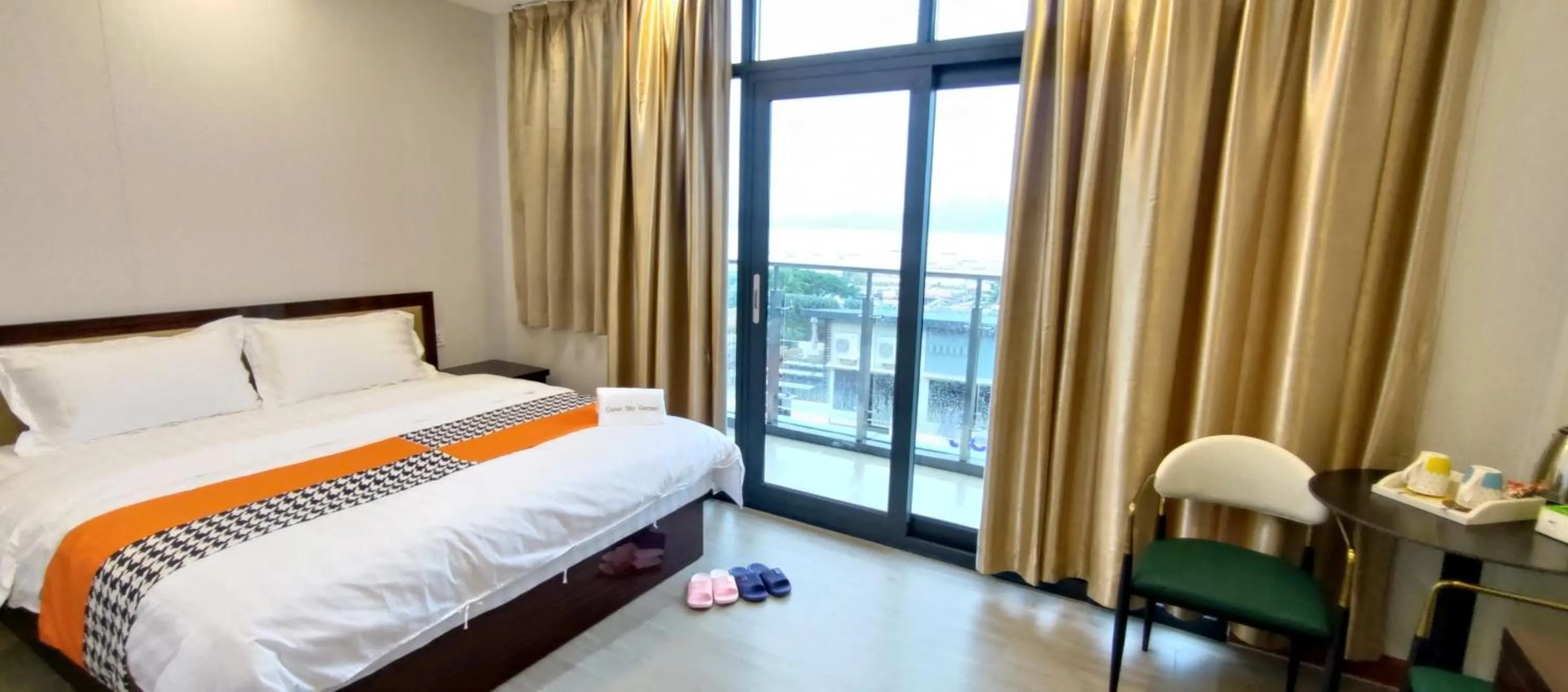 Balcony/Terrace, Bed in Sky Garden Hotel