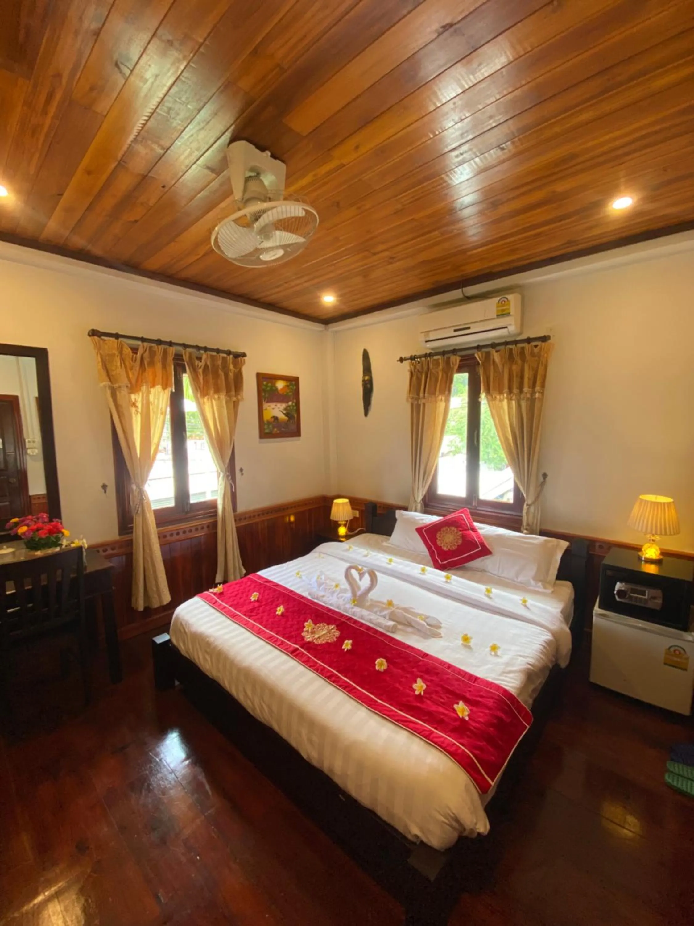 Photo of the whole room, Bed in Golden Lotus Boutique Hotel