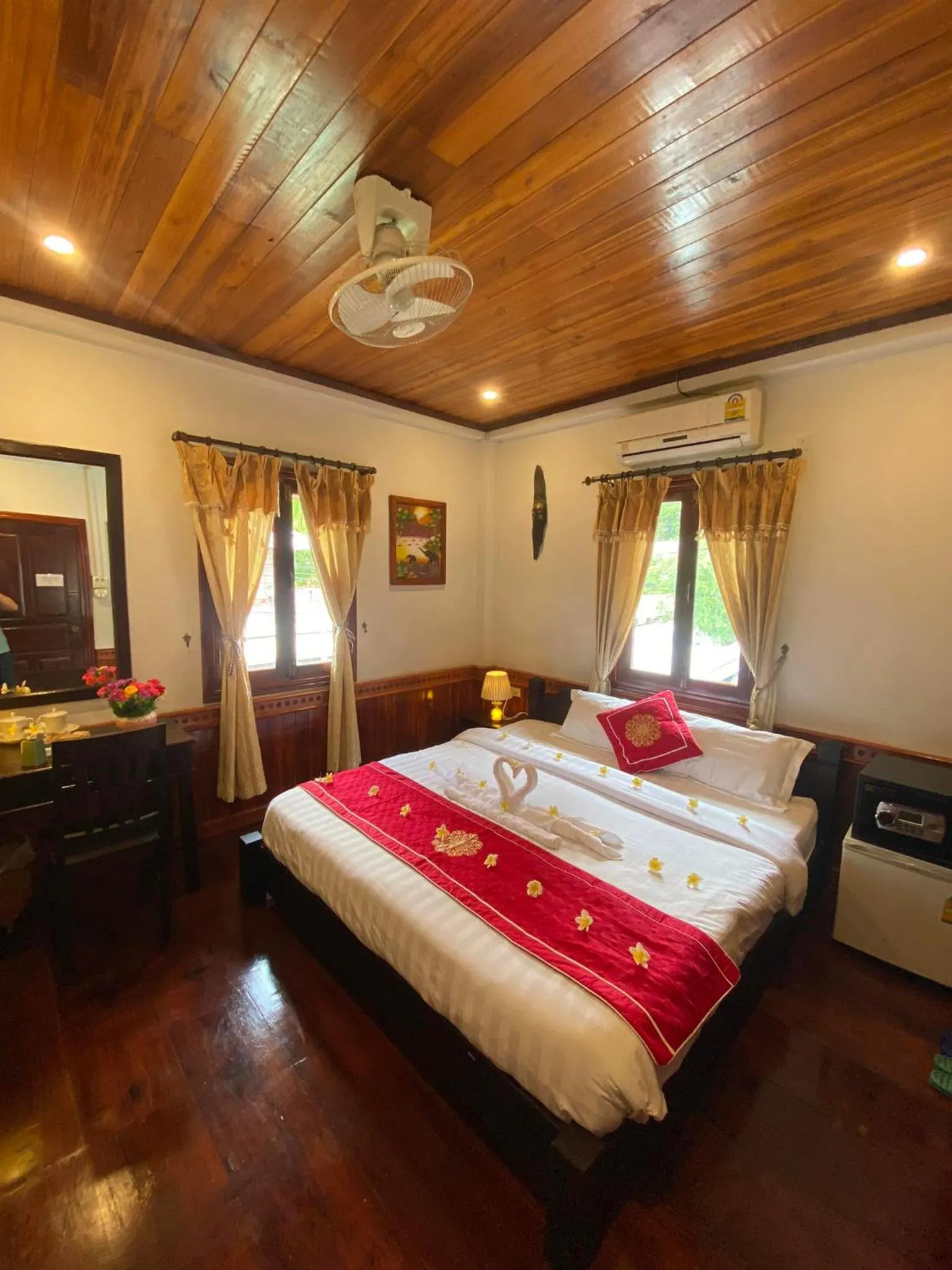 Photo of the whole room, Bed in Golden Lotus Boutique Hotel