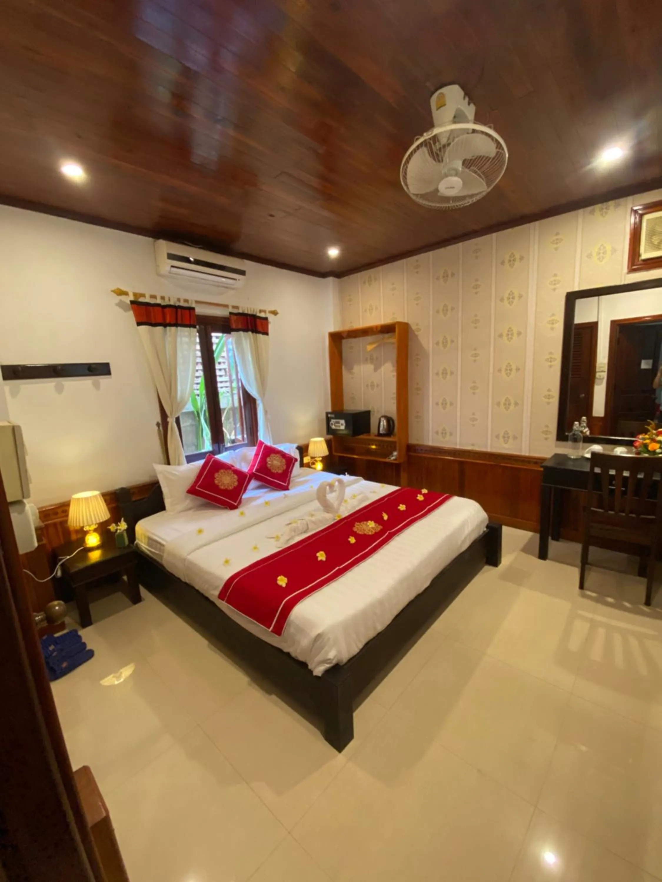 Photo of the whole room, Bed in Golden Lotus Boutique Hotel