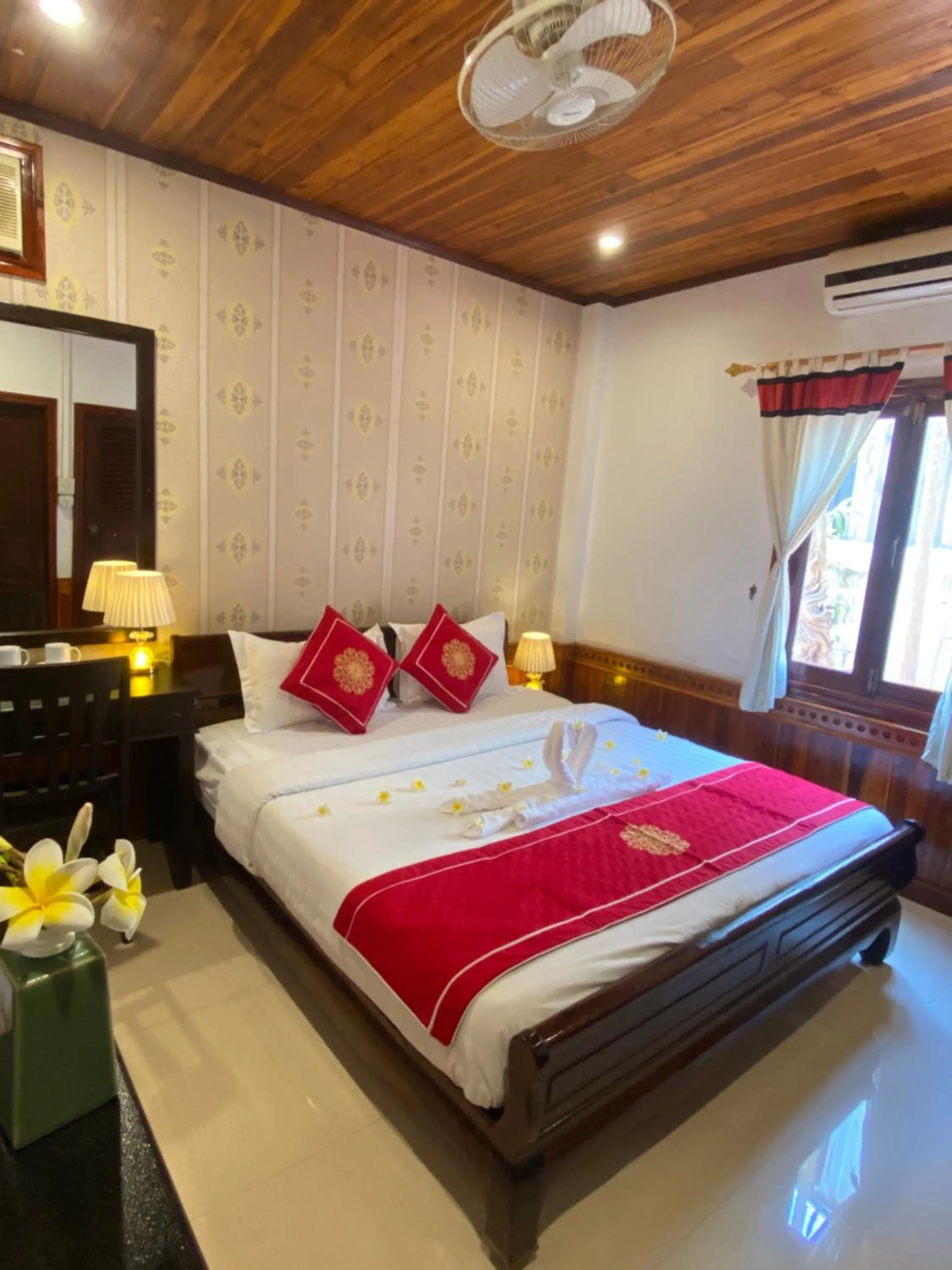 Photo of the whole room, Bed in Golden Lotus Boutique Hotel