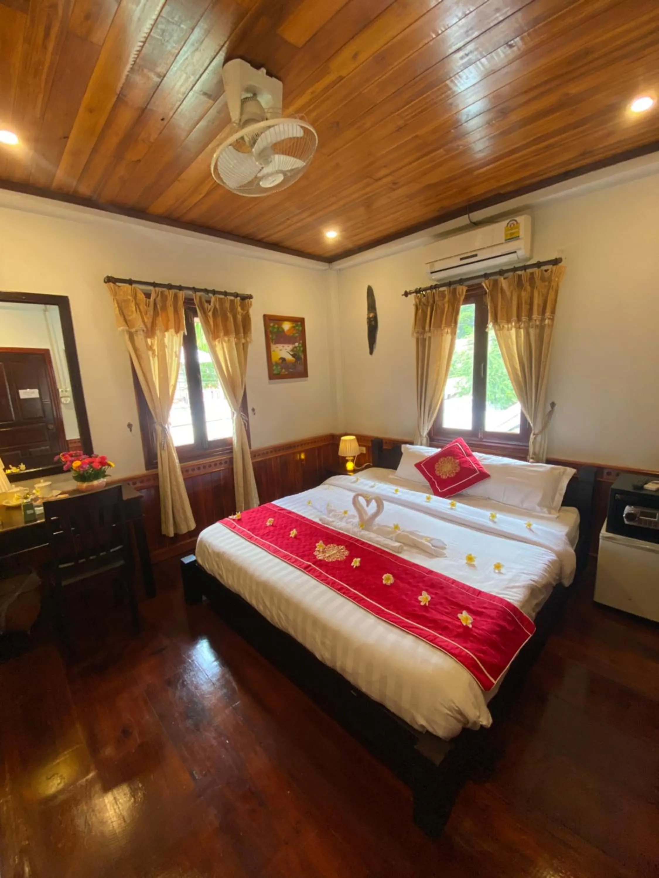 Photo of the whole room, Bed in Golden Lotus Boutique Hotel