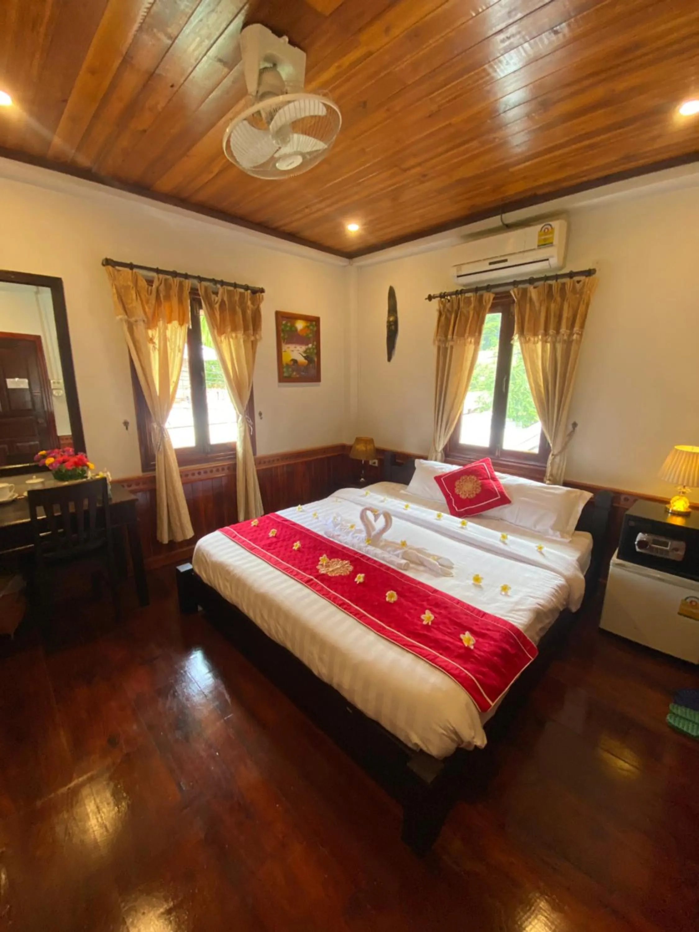 Photo of the whole room, Bed in Golden Lotus Boutique Hotel