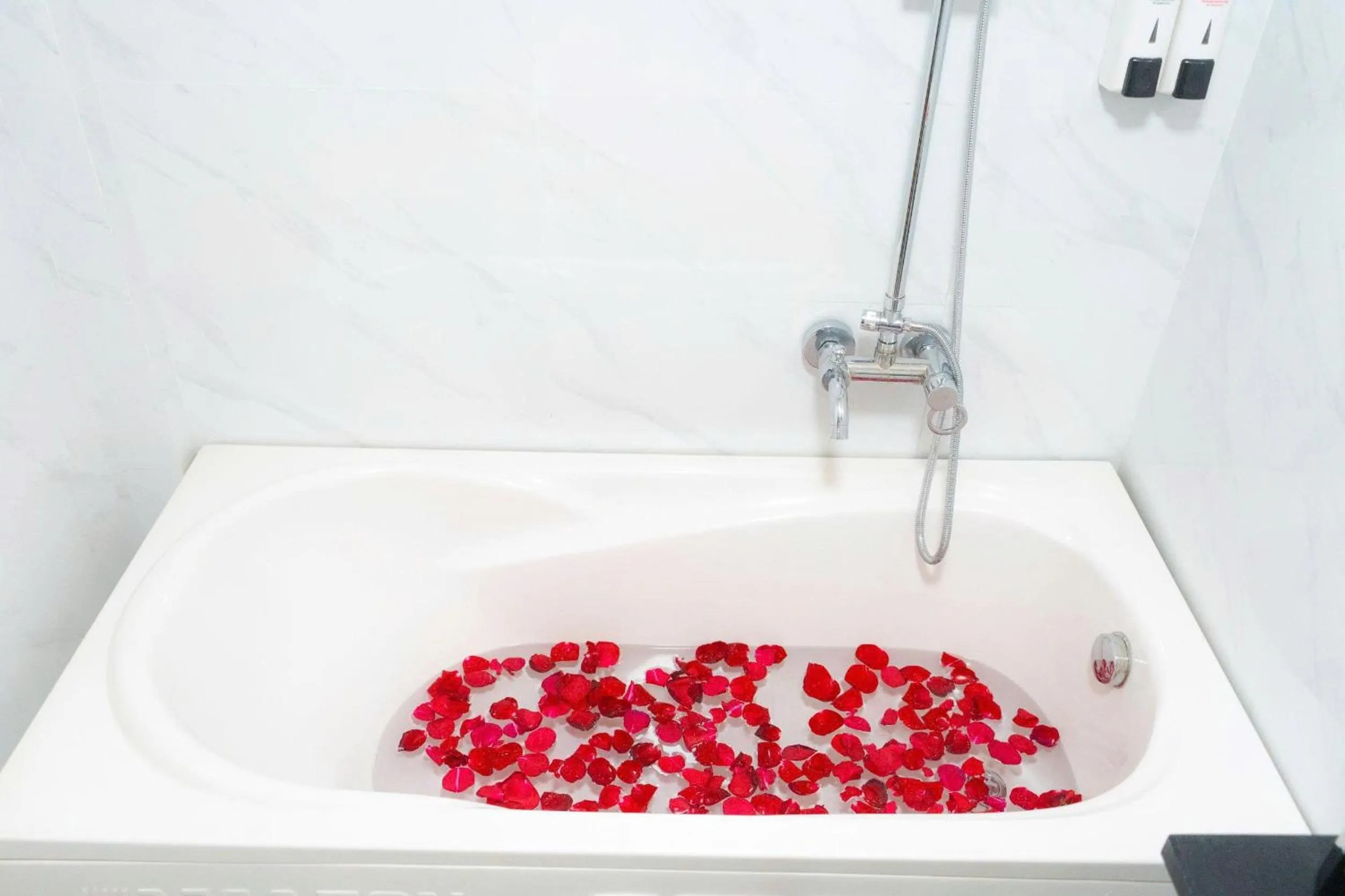 Bath in Capital CauGiay Hotel