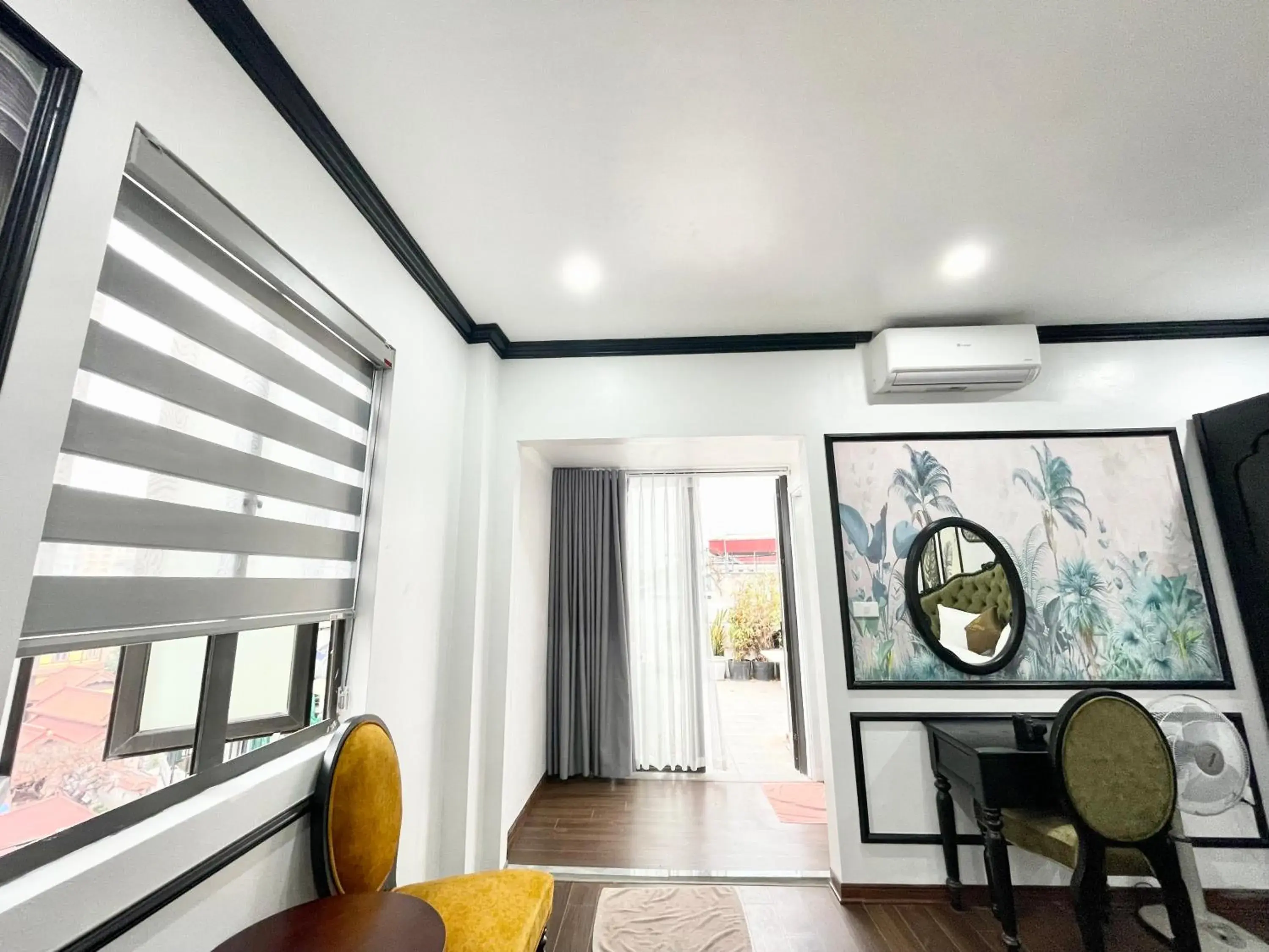 King Suite with Balcony in Capital CauGiay Hotel King Suite with Balcony in Capital CauGiay Hotel