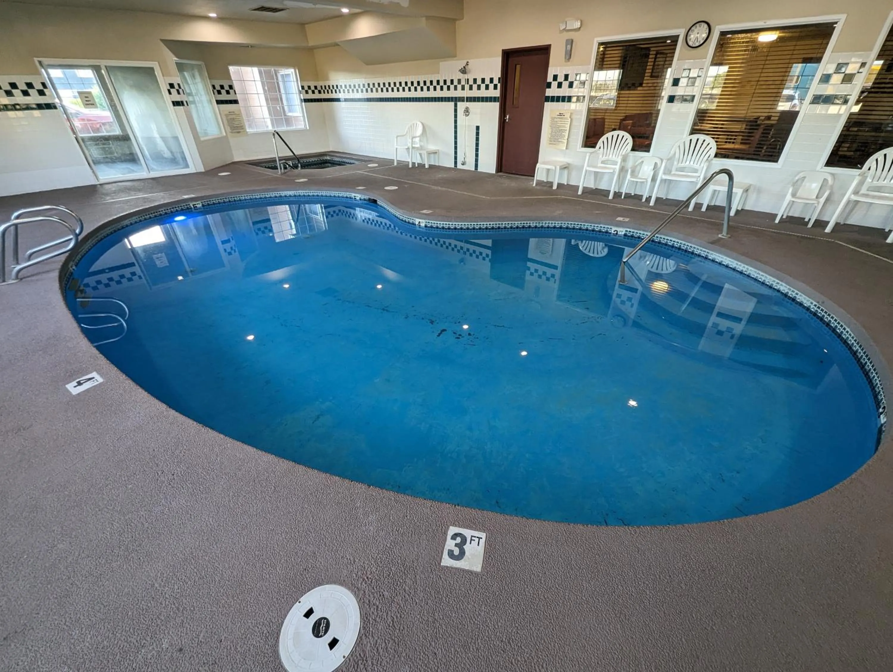 Swimming pool in Toppenish Inn and Suites