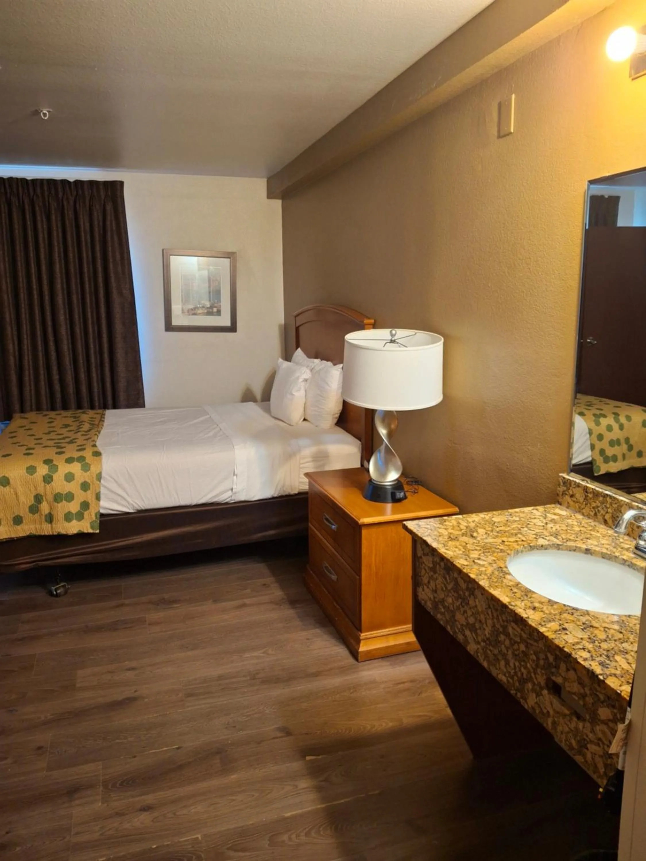 Bed in Toppenish Inn and Suites
