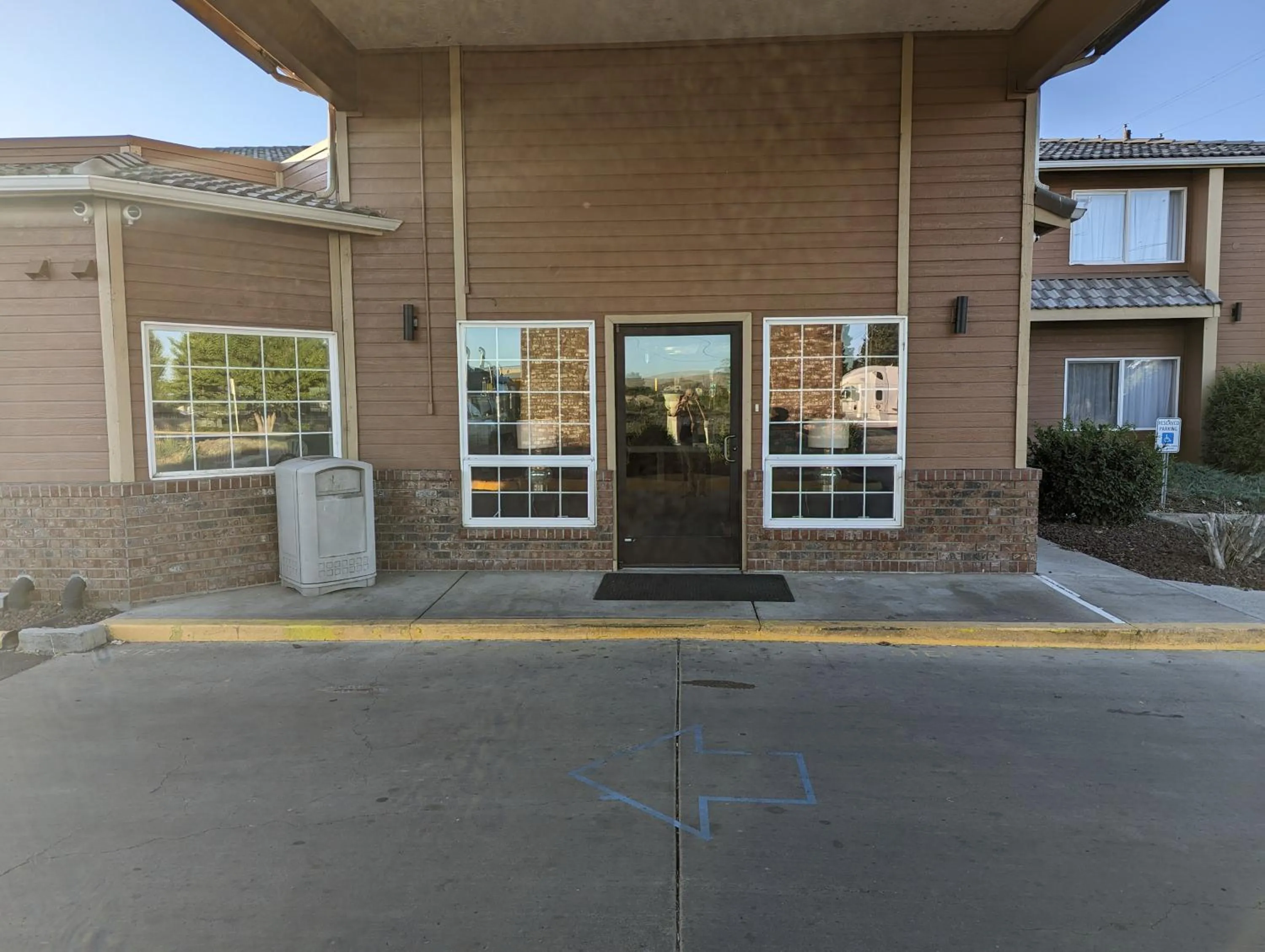 Property building in Toppenish Inn and Suites