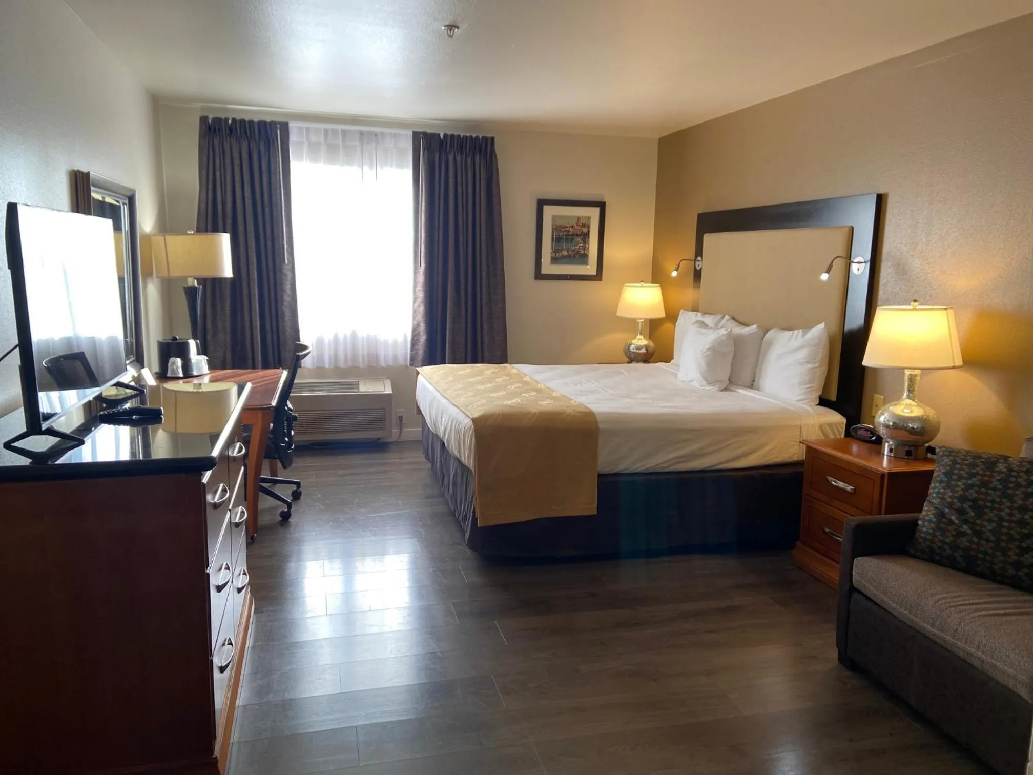 Bed in Toppenish Inn and Suites