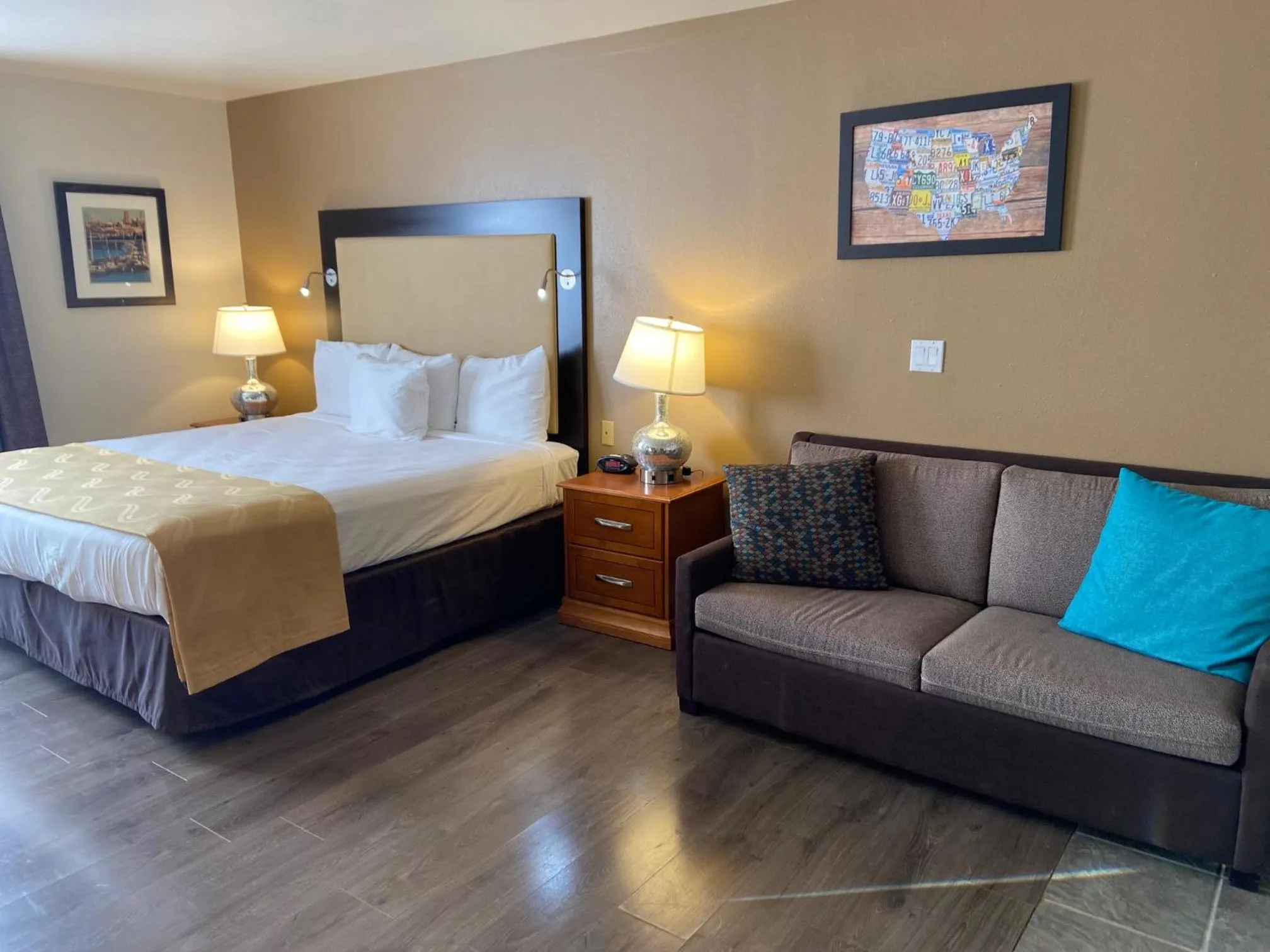 Bed in Toppenish Inn and Suites