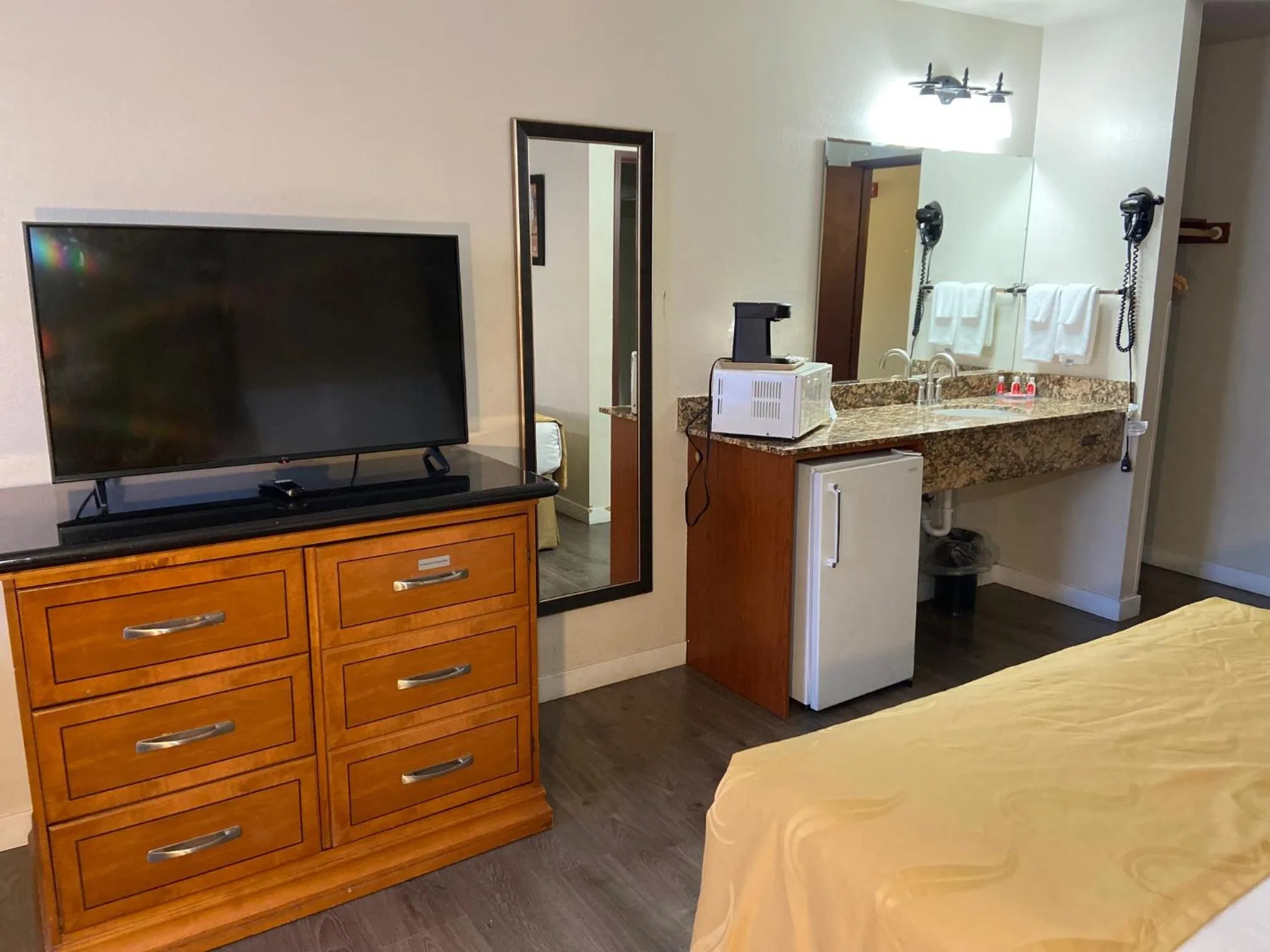 Bed in Toppenish Inn and Suites