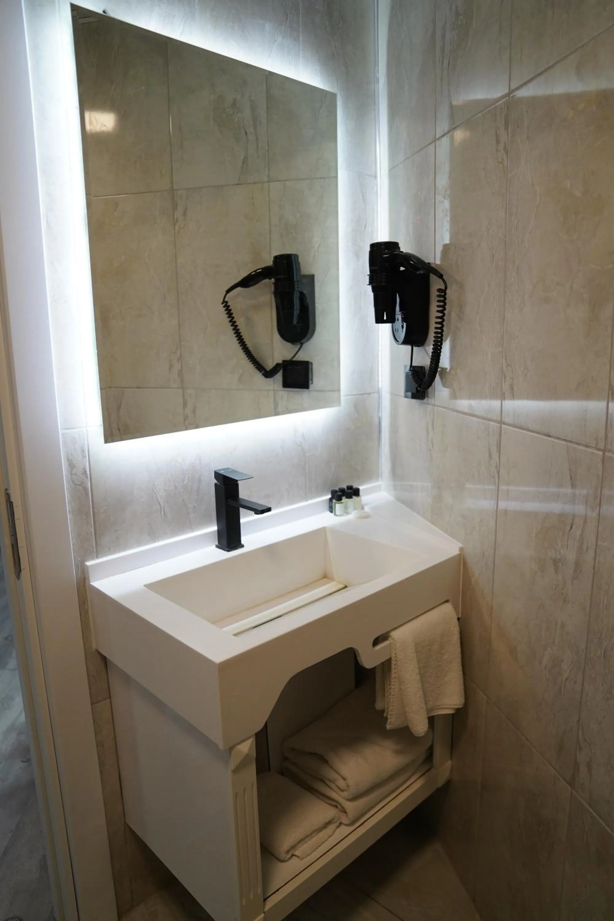 Shower in Midis Otel