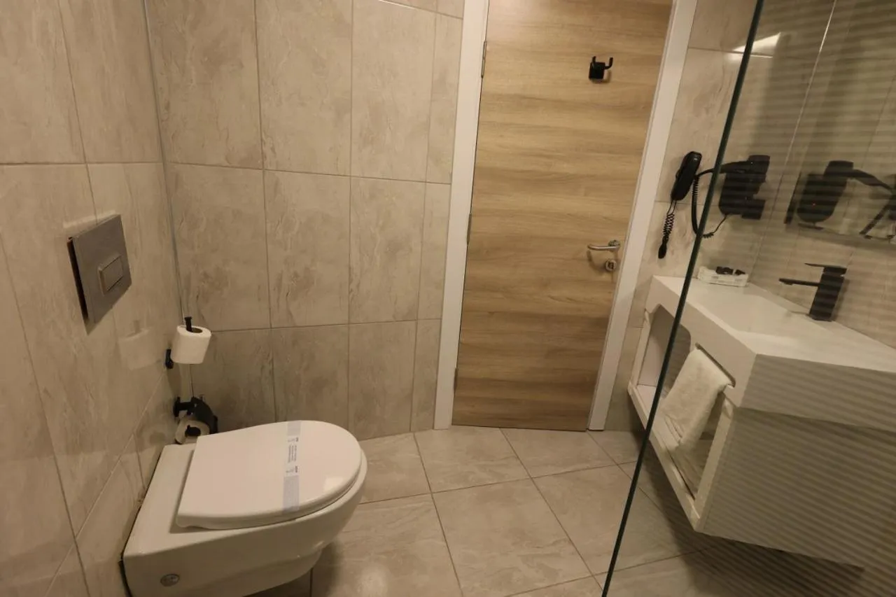 Toilet in Midis Otel