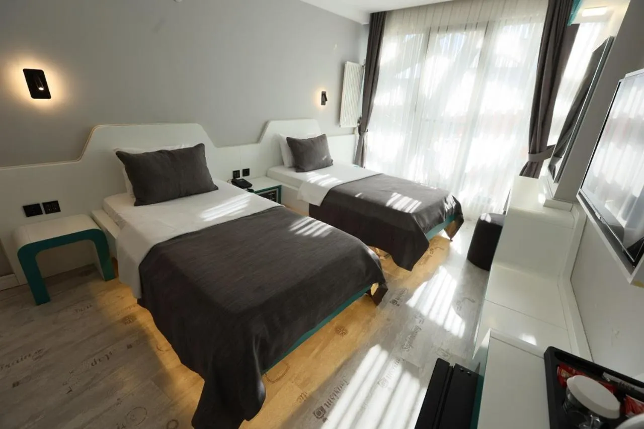 Photo of the whole room, Bed in Midis Otel