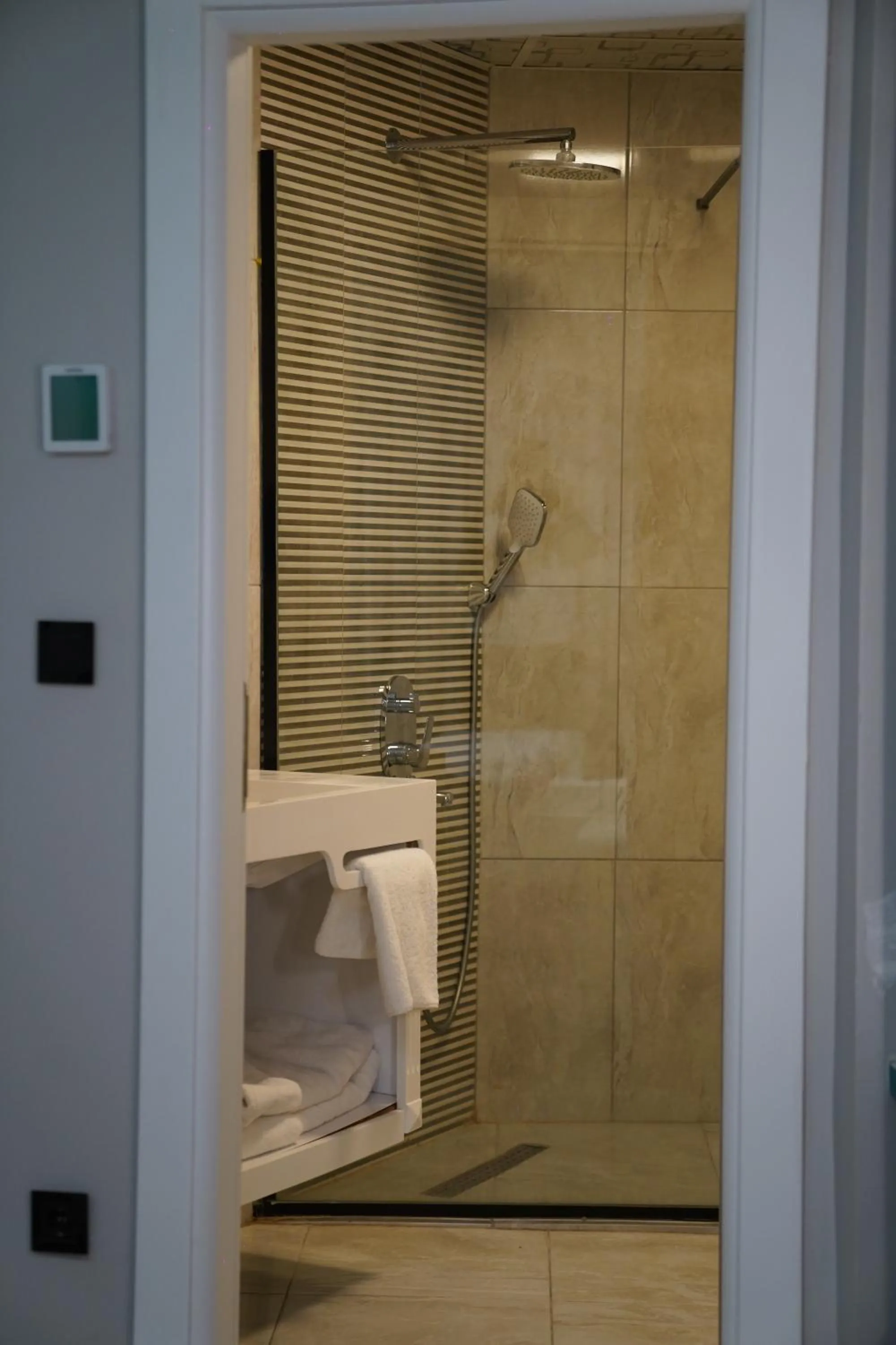 Shower in Midis Otel