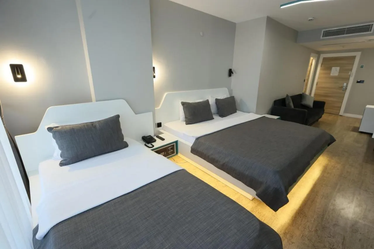 Photo of the whole room, Bed in Midis Otel