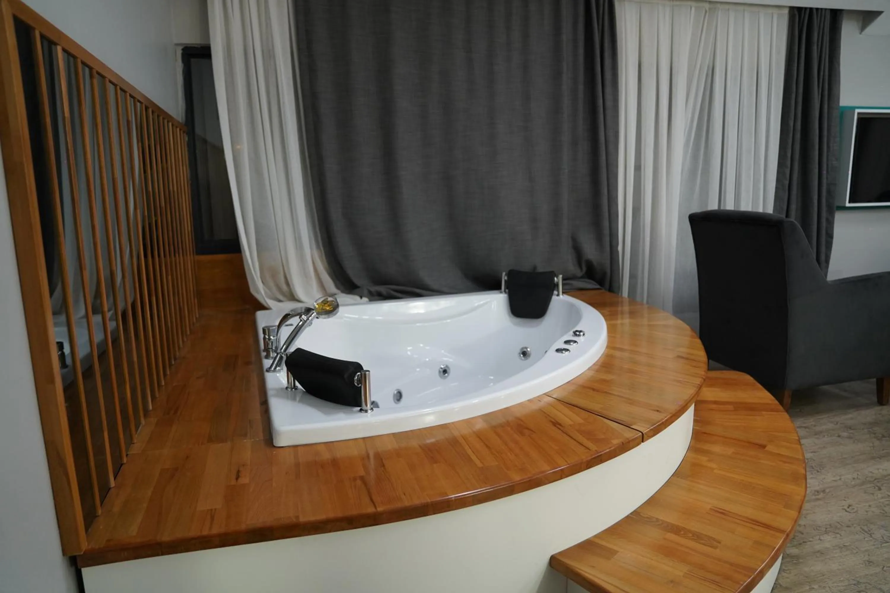 Hot Tub in Midis Otel