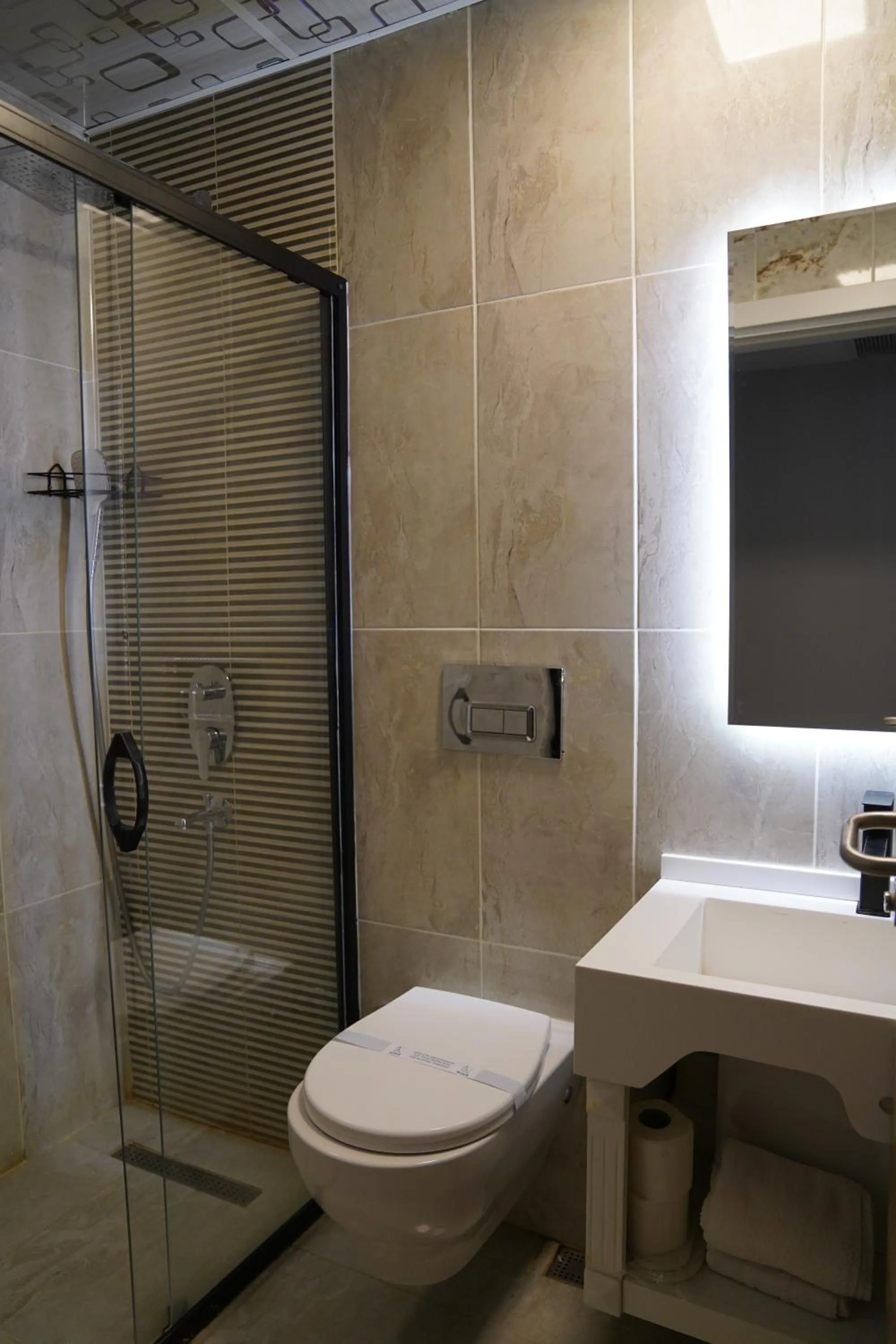 Shower in Midis Otel