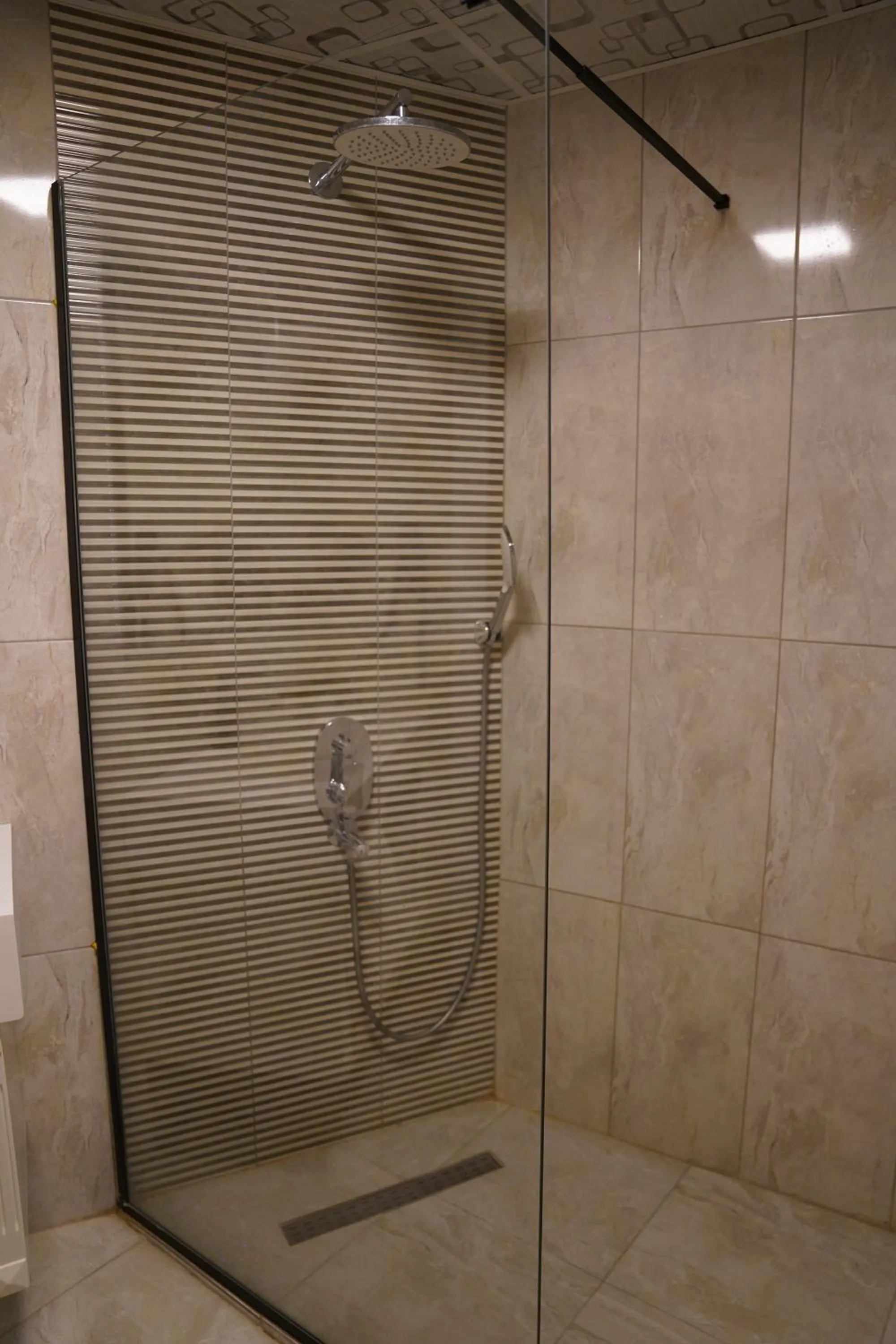 Shower in Midis Otel