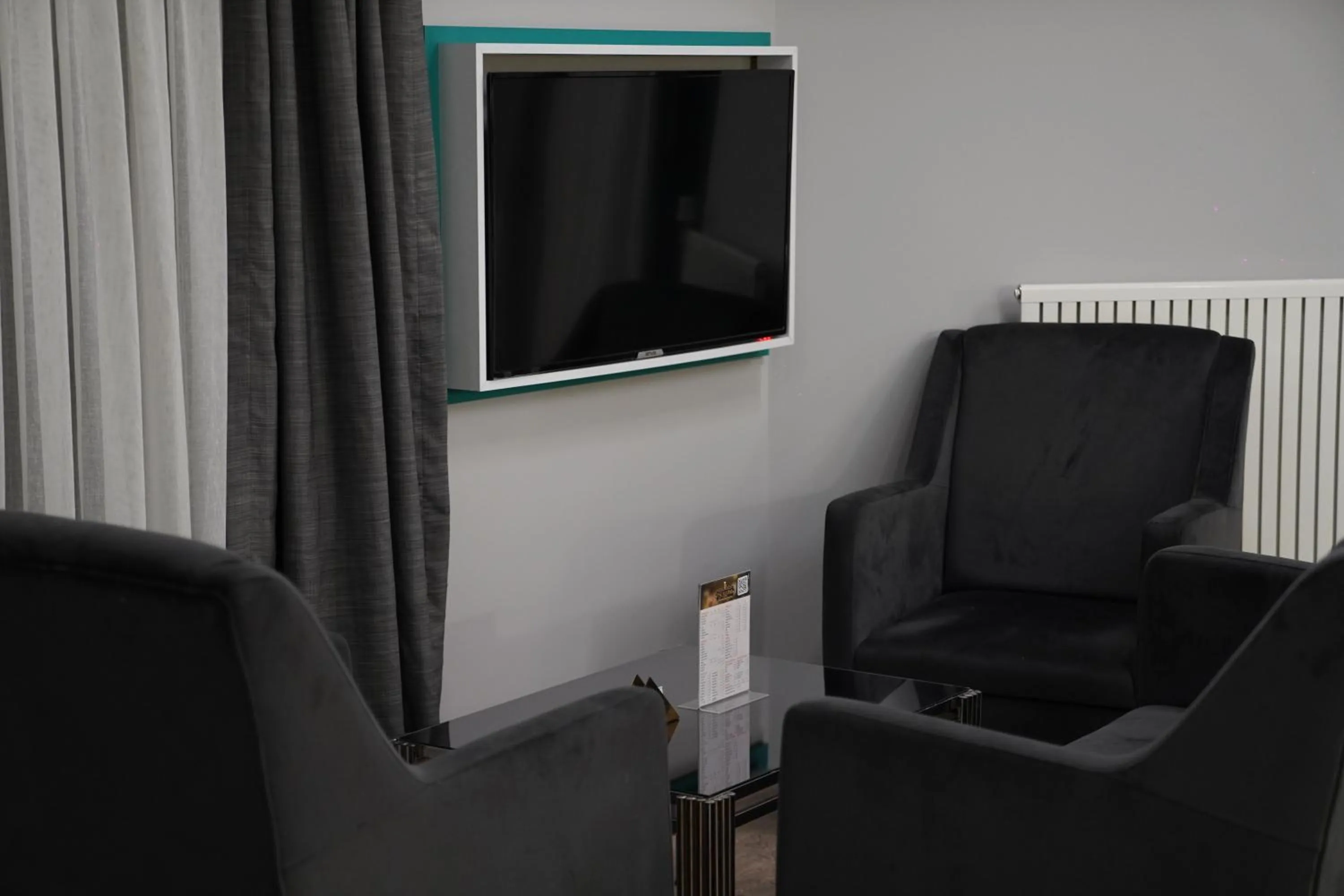 Communal lounge/ TV room in Midis Otel