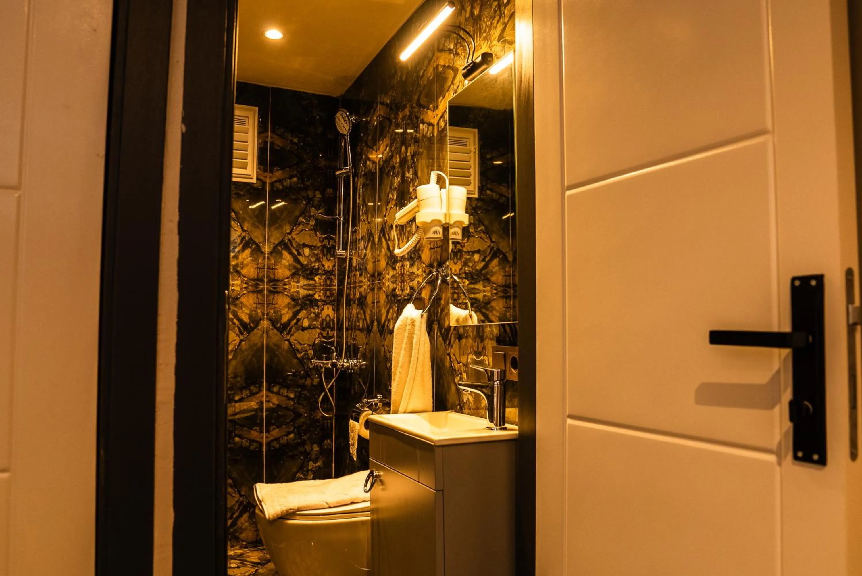 Shower in CK PALACE Hotel