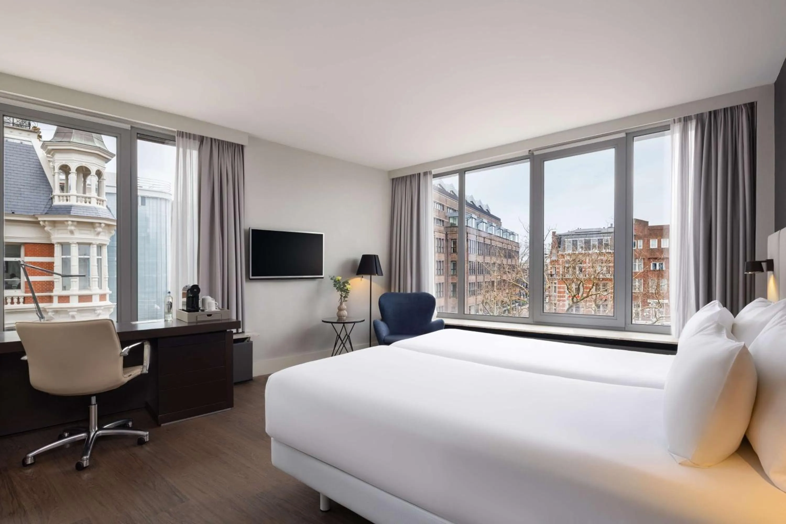 Bedroom, Bed in NH Amsterdam Caransa