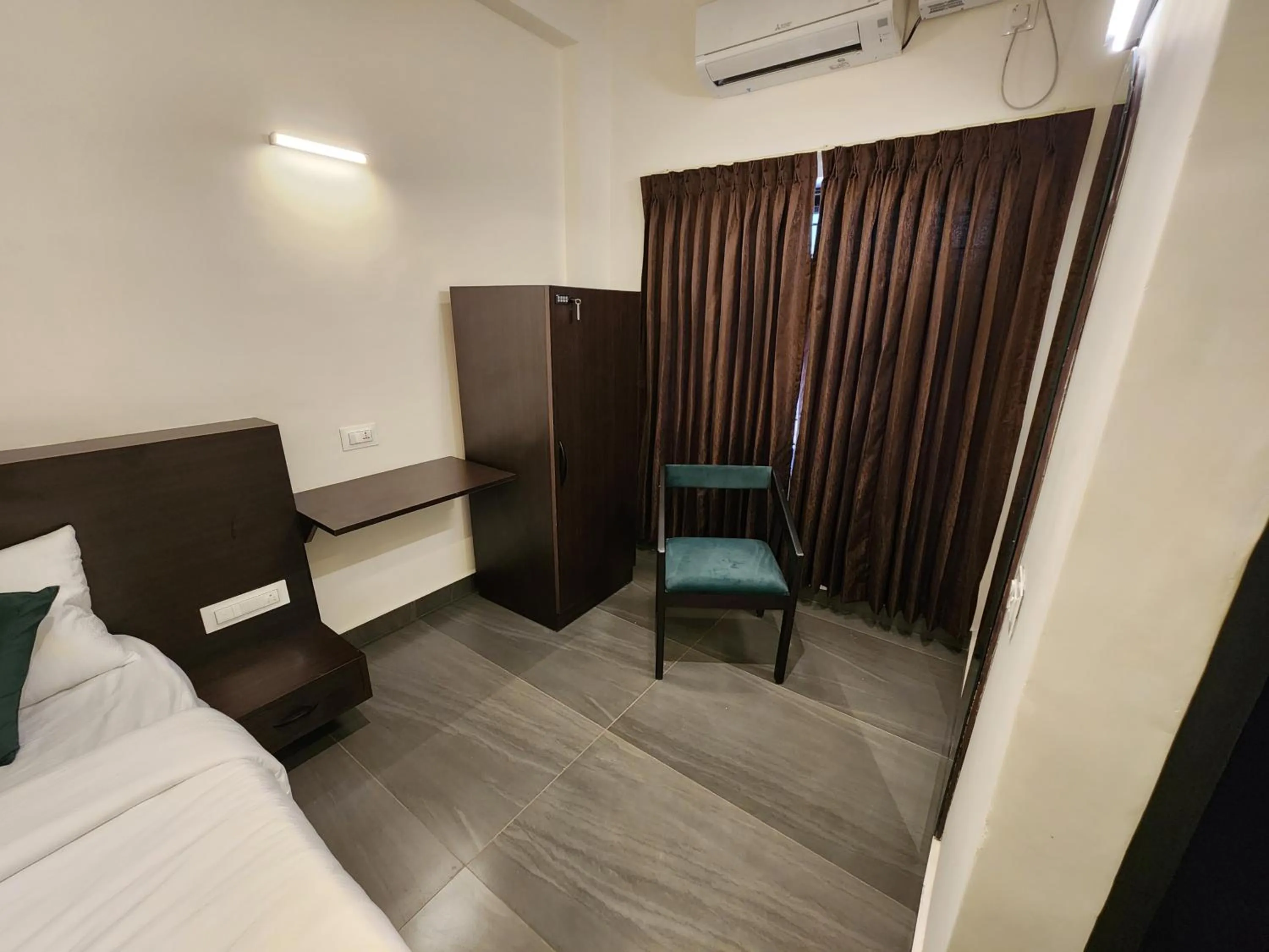 hair dresser, Bed in Udupi Comforts