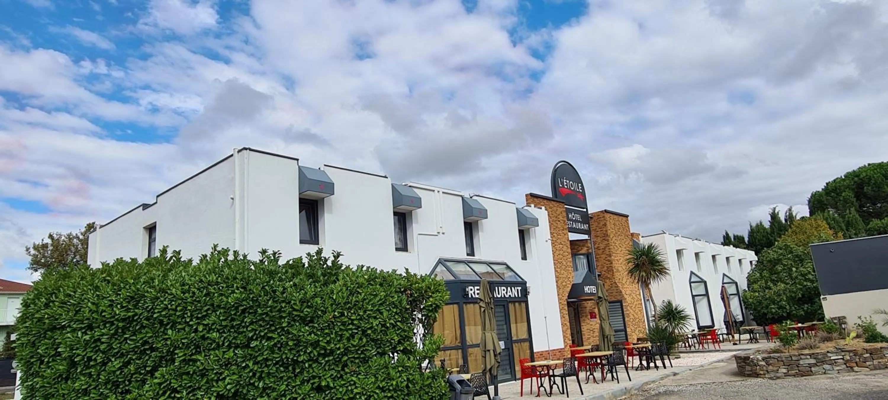 Garden view in Hôtel L'Etoile Aéroport - A61