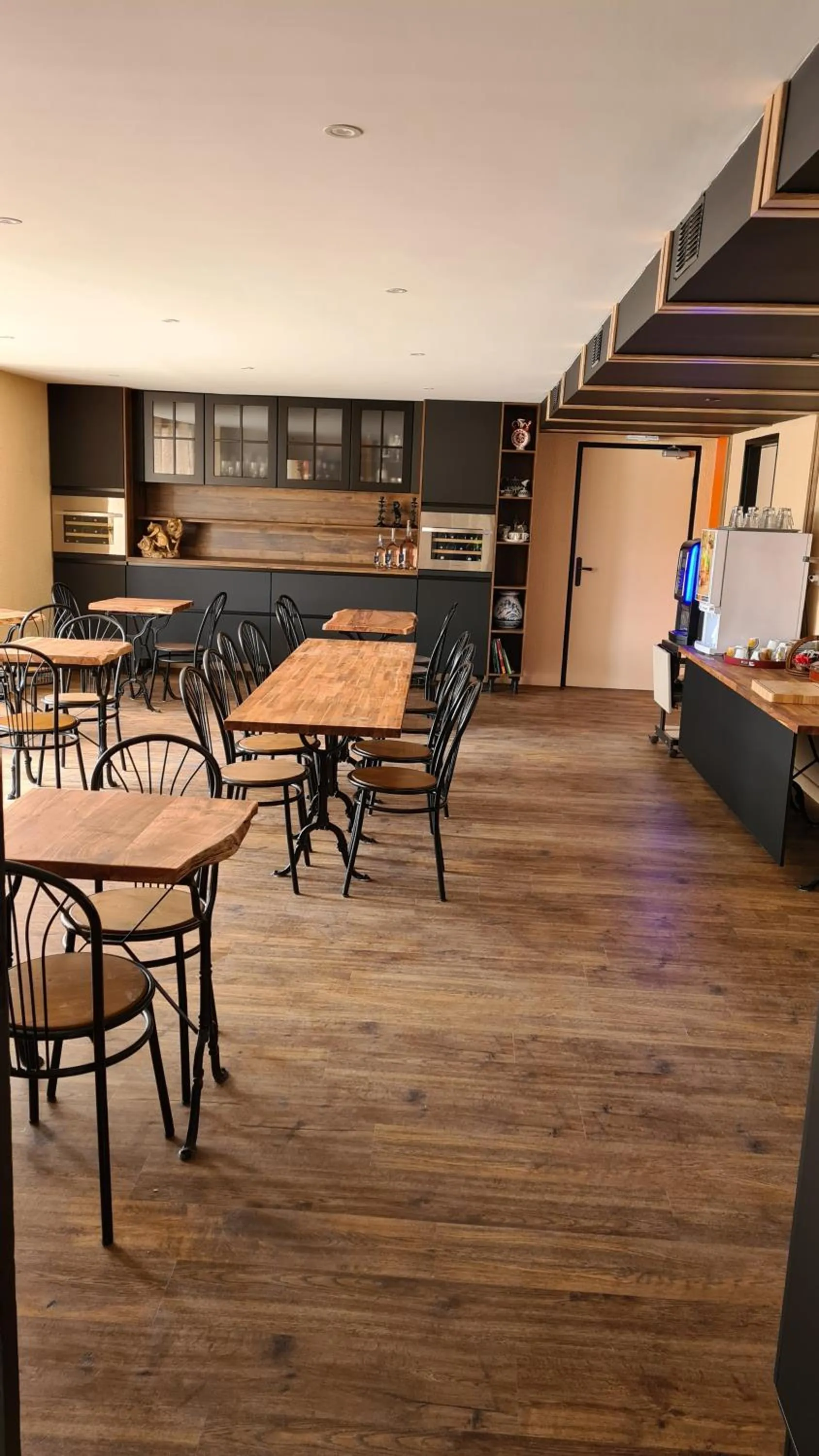 Dining area in Hôtel L'Etoile Aéroport - A61