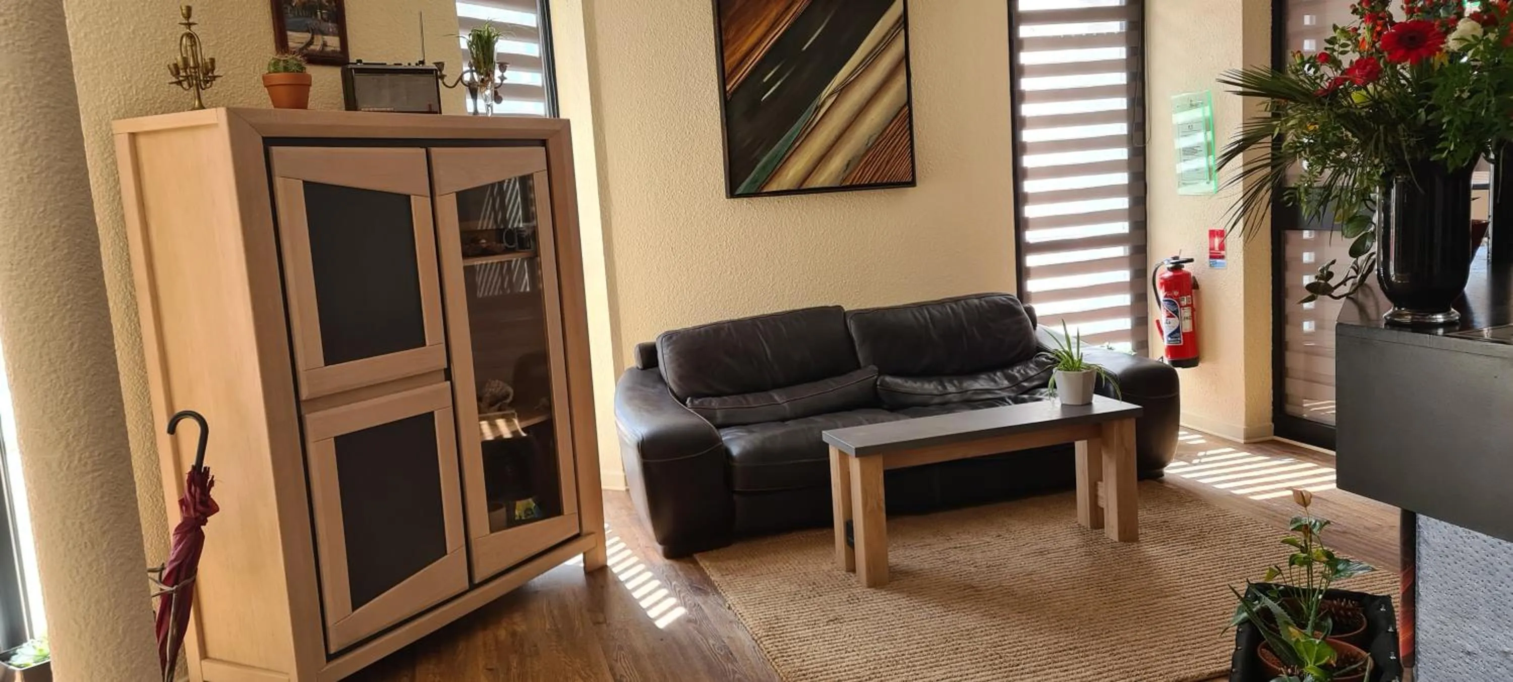 Lobby or reception in Hôtel L'Etoile Aéroport - A61