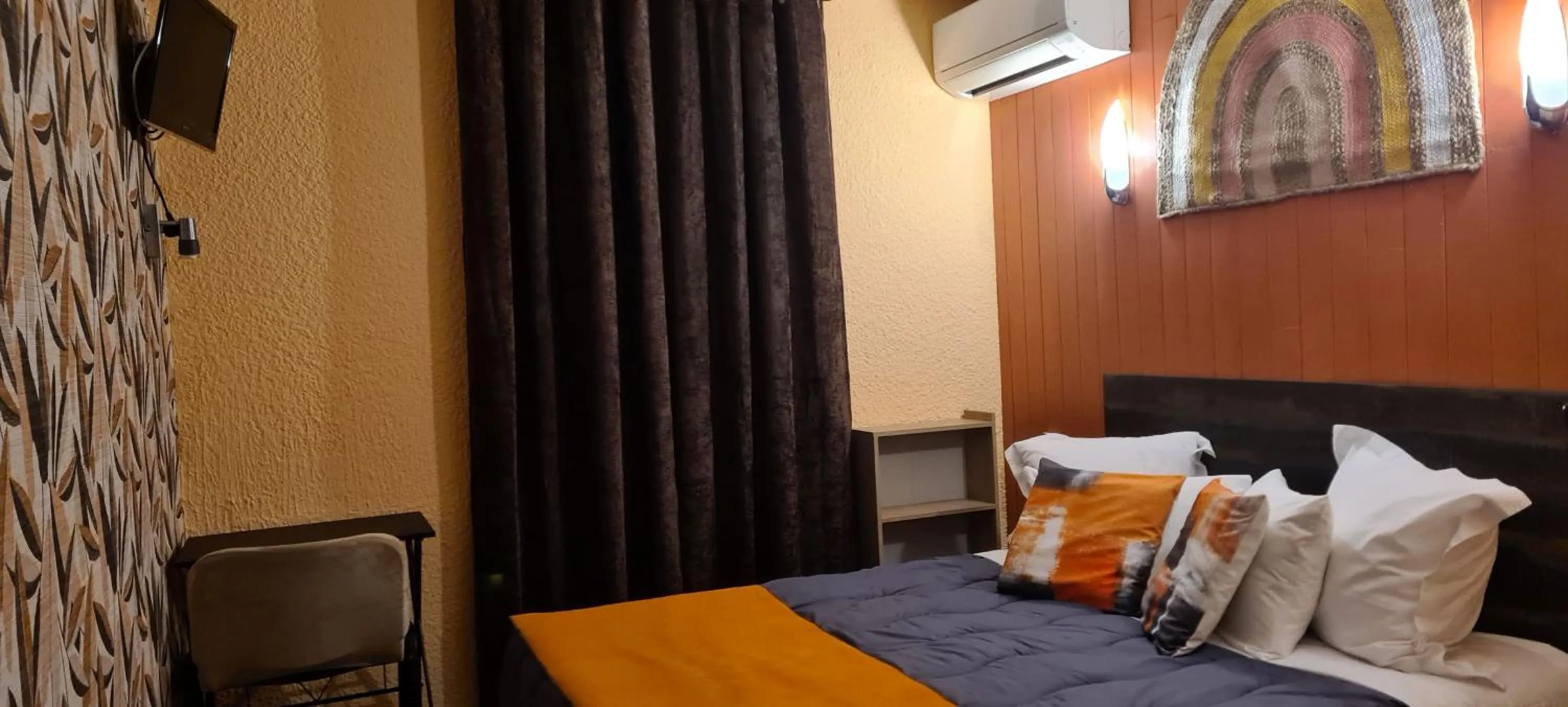 Bedroom, Bed in Hôtel L'Etoile Aéroport - A61