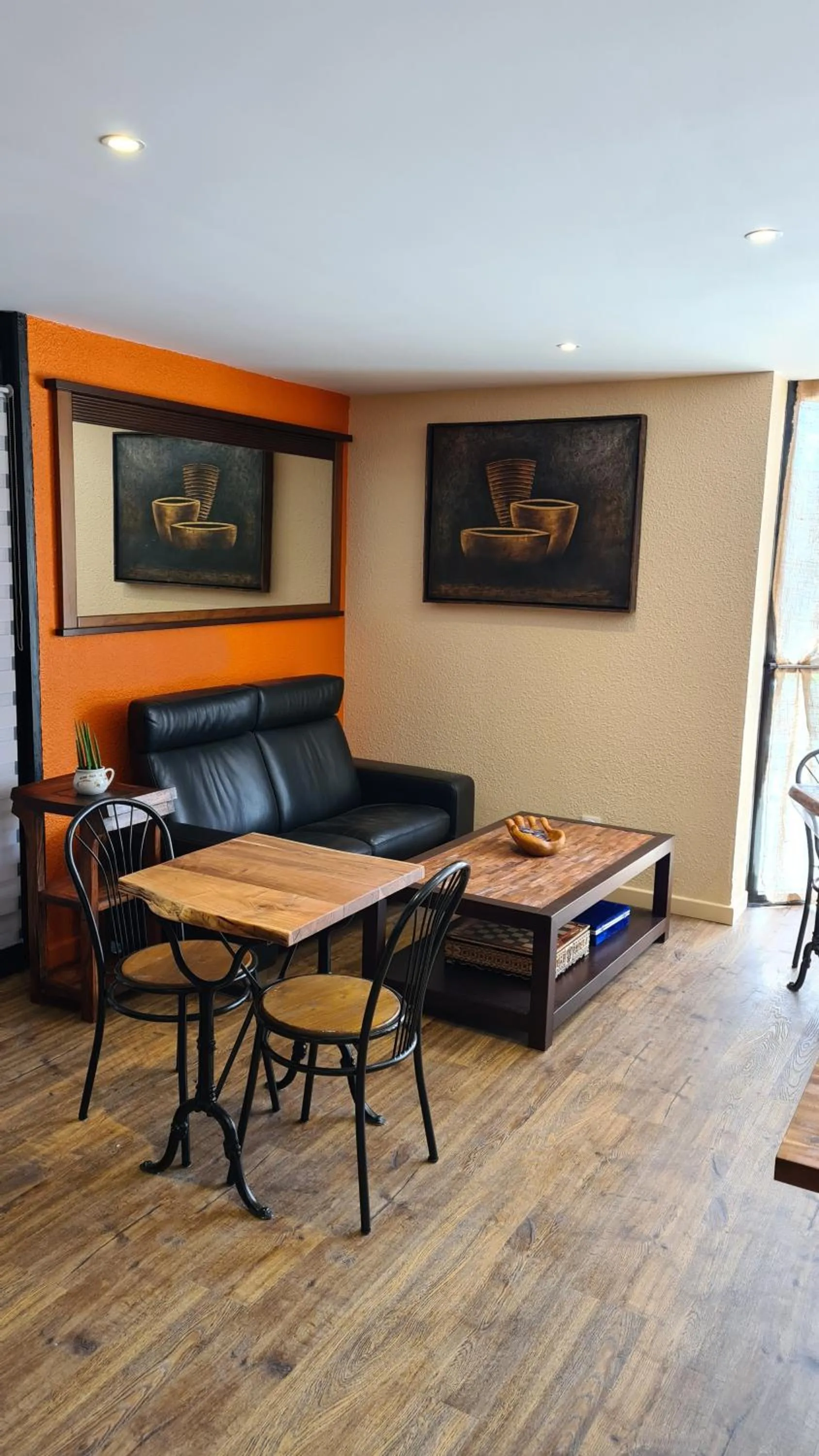 Seating area in Hôtel L'Etoile Aéroport - A61