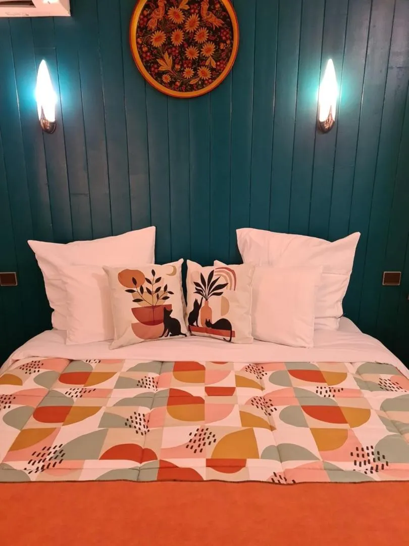 Bedroom, Bed in Hôtel L'Etoile Aéroport - A61