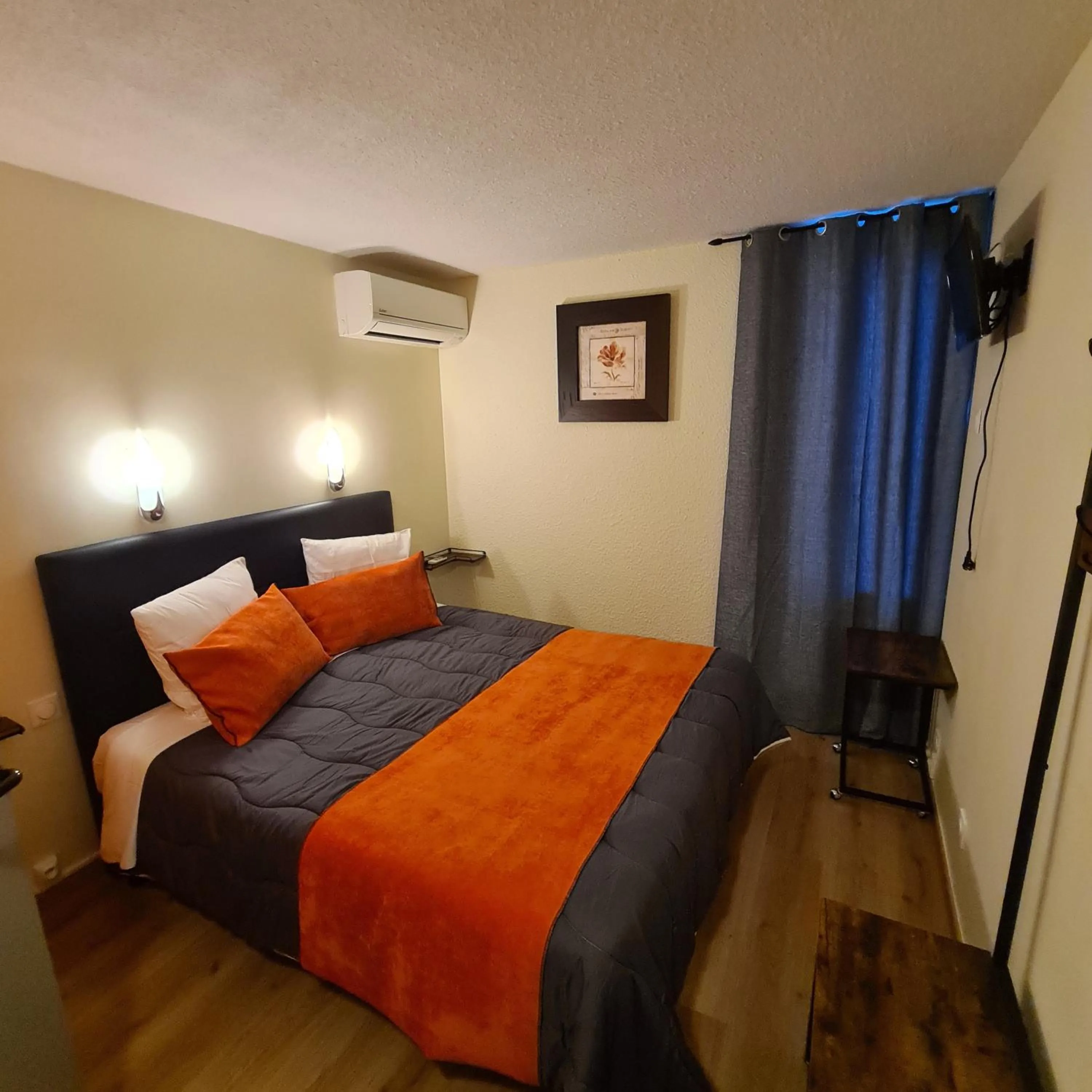 Bedroom, Bed in Hôtel L'Etoile Aéroport - A61