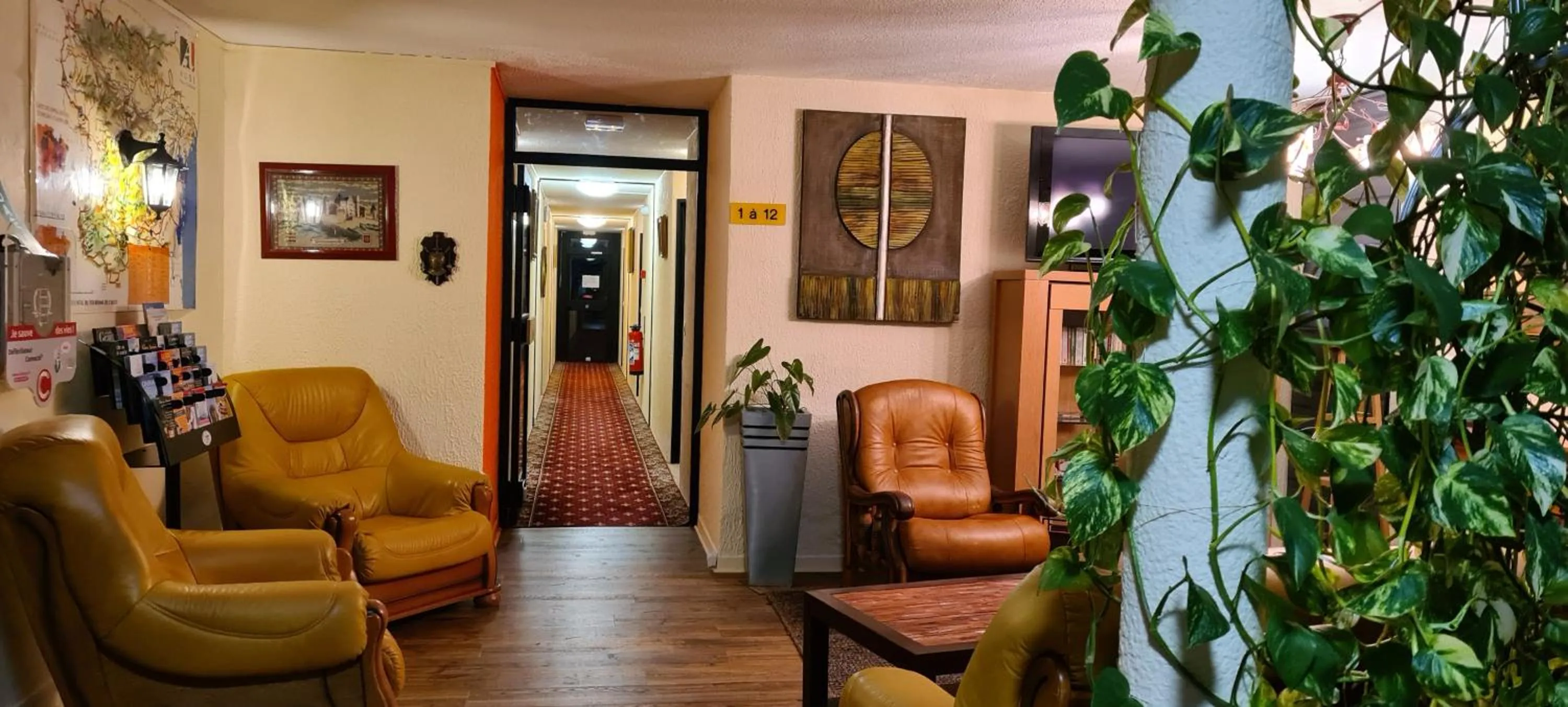 Living room in Hôtel L'Etoile Aéroport - A61