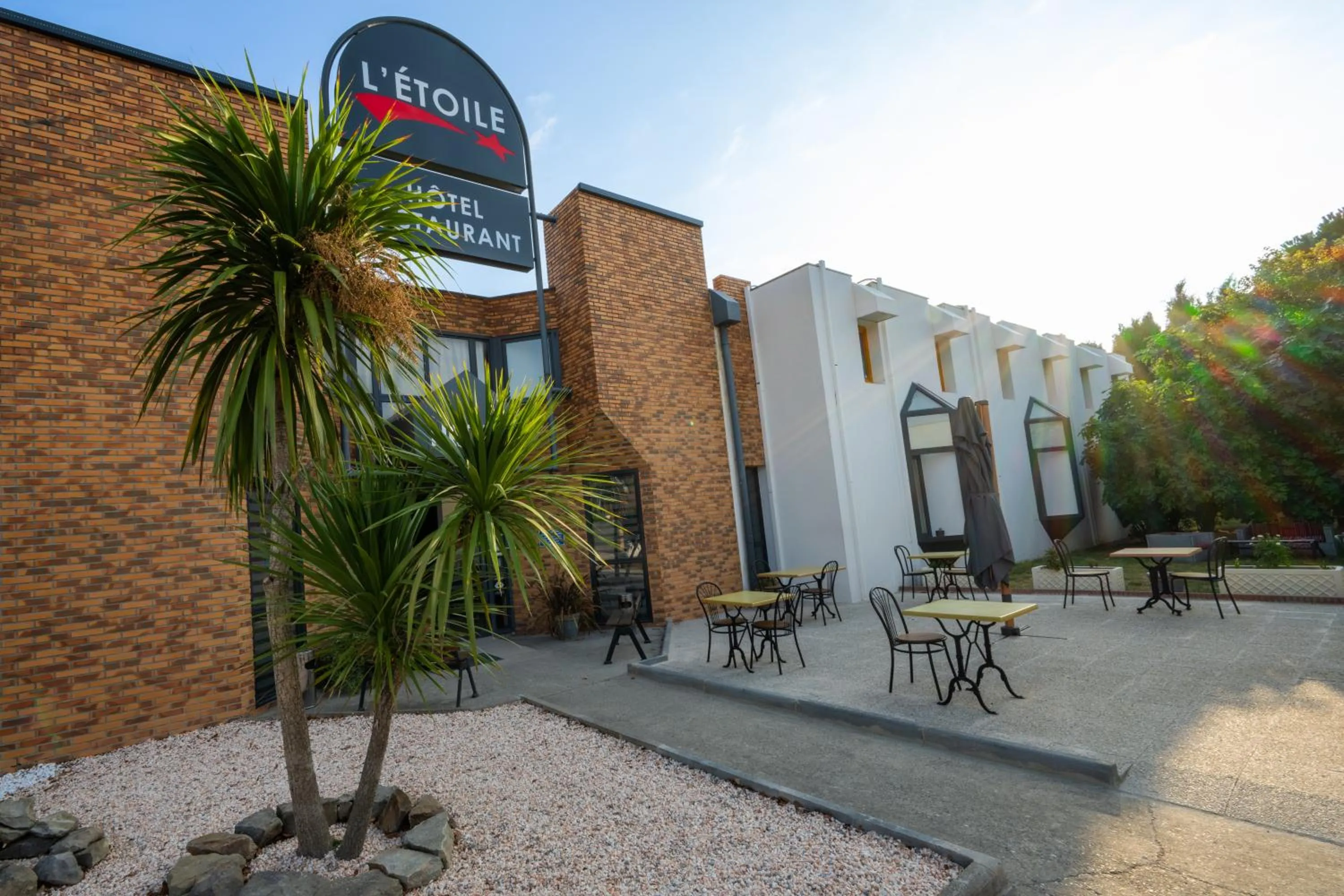 Property building in Hôtel L'Etoile Aéroport - A61