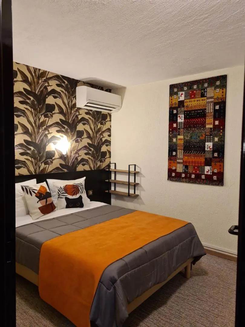 Bedroom, Bed in Hôtel L'Etoile Aéroport - A61