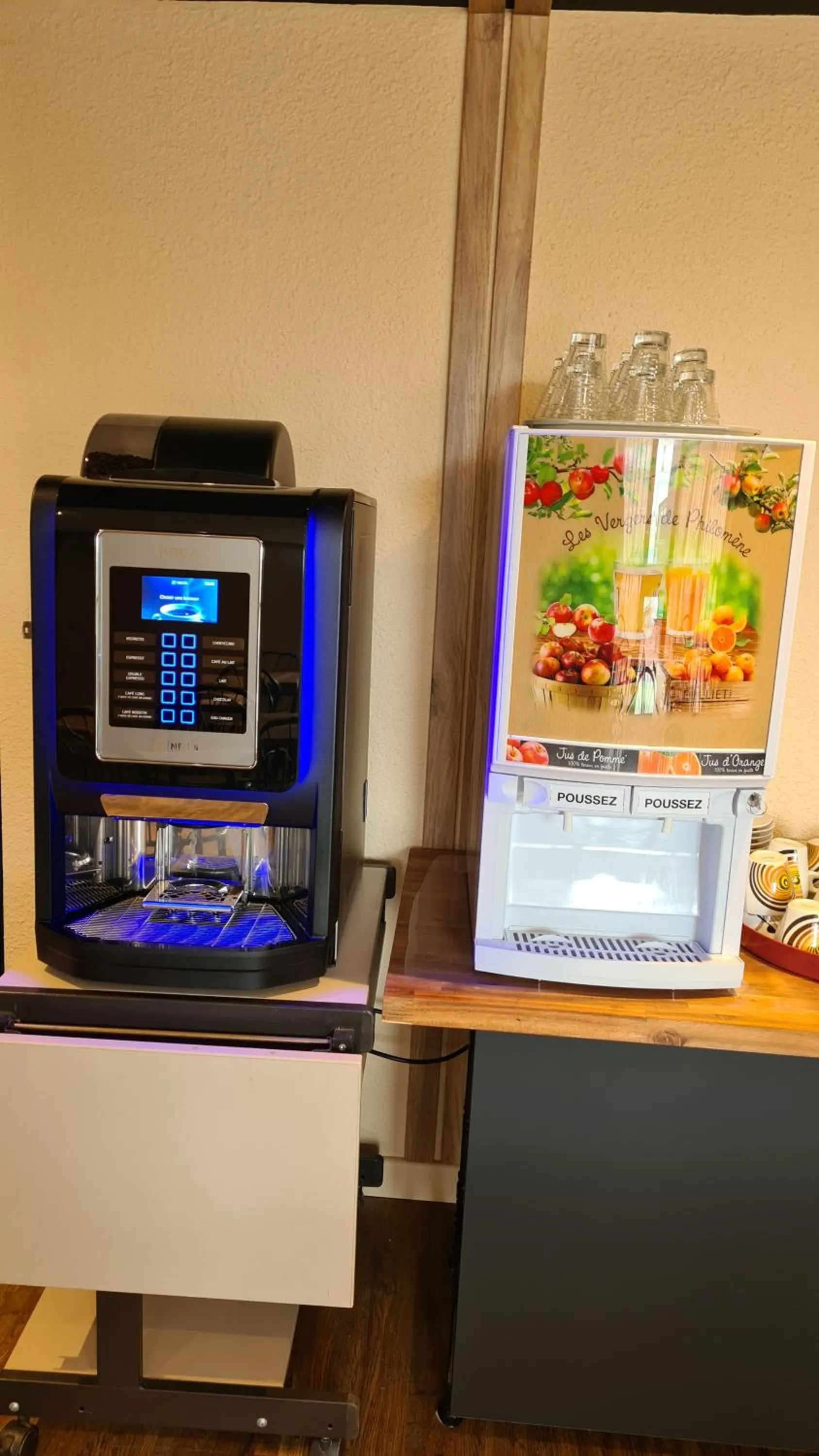 Food and drinks in Hôtel L'Etoile Aéroport - A61