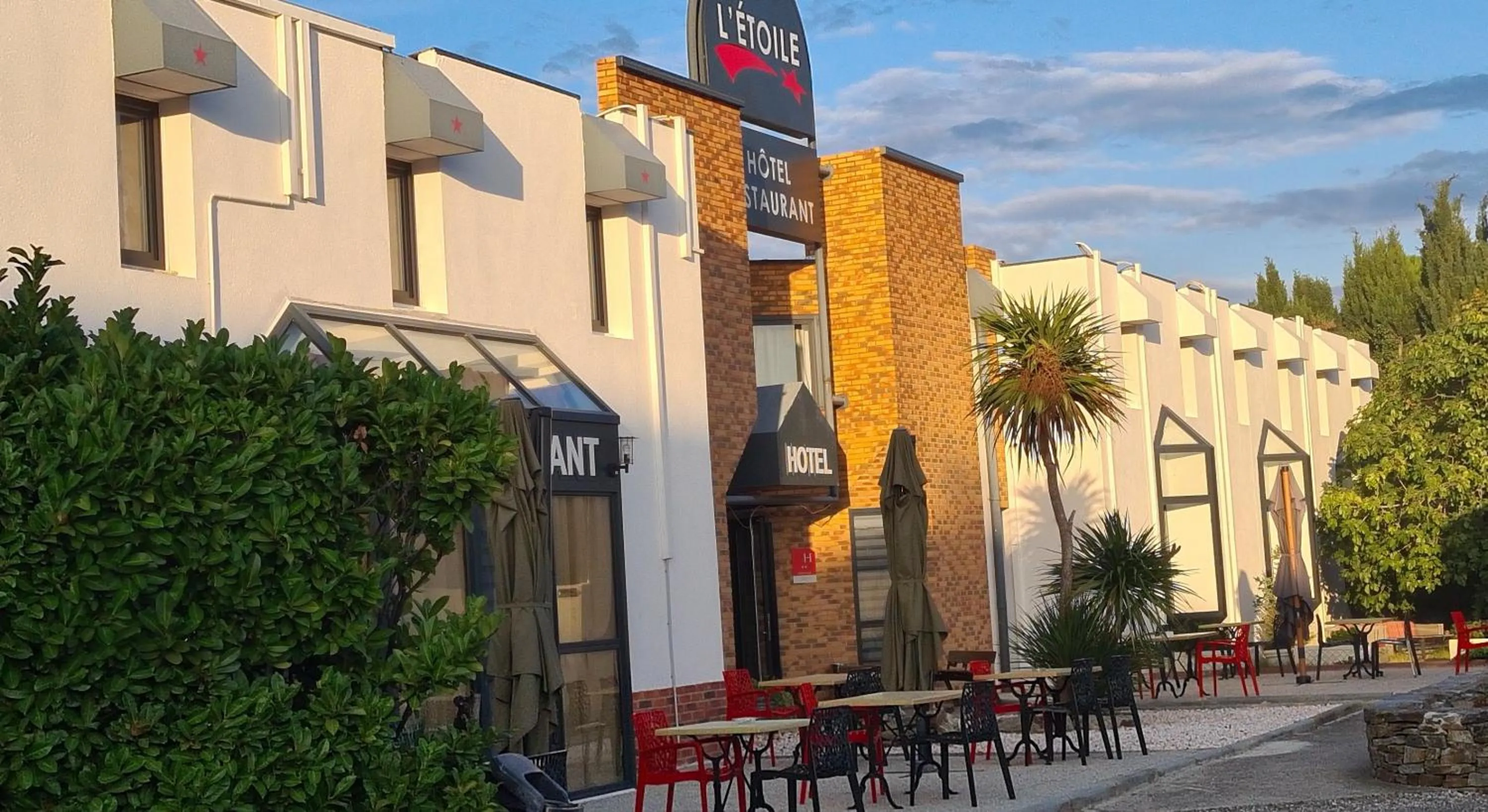 Property building in Hôtel L'Etoile Aéroport - A61