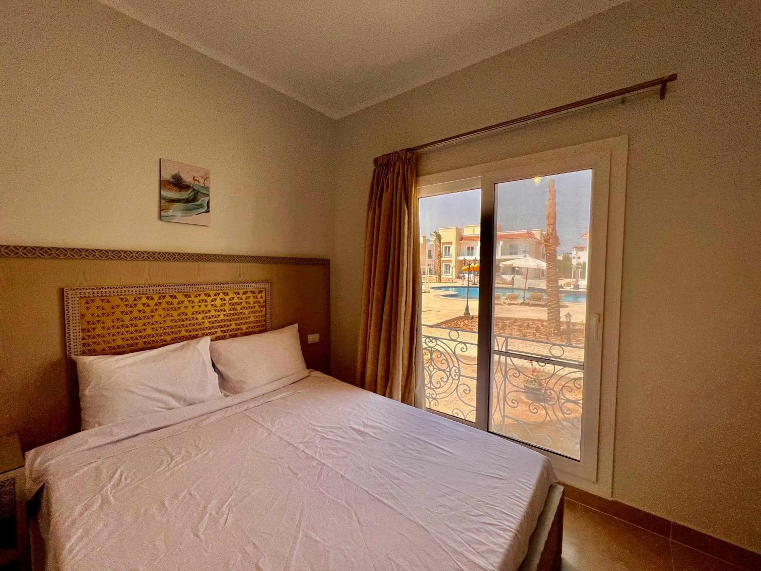 Pool view, Bed in Blue Residence Dahab