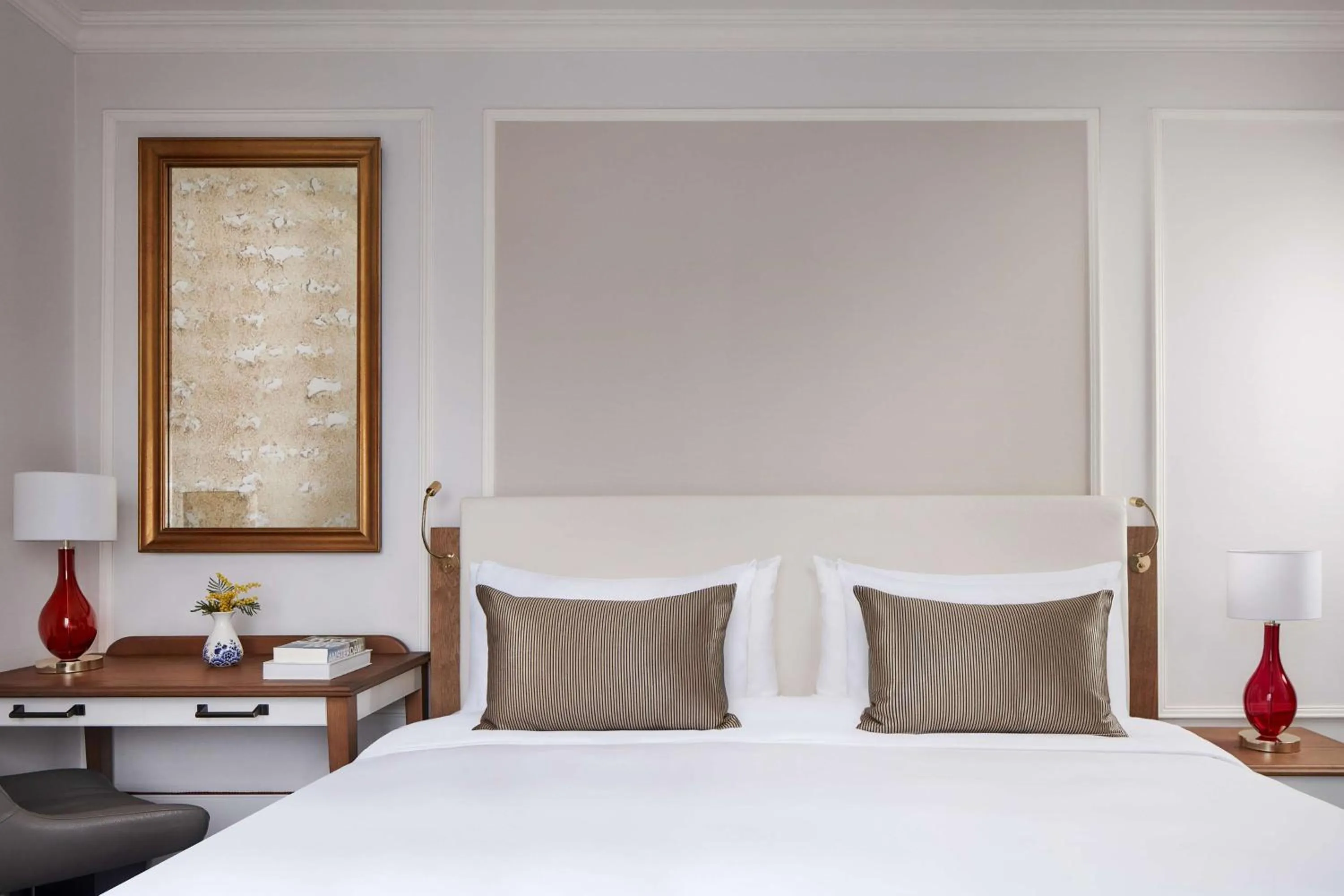 Bedroom, Bed in Tivoli Doelen Amsterdam Hotel